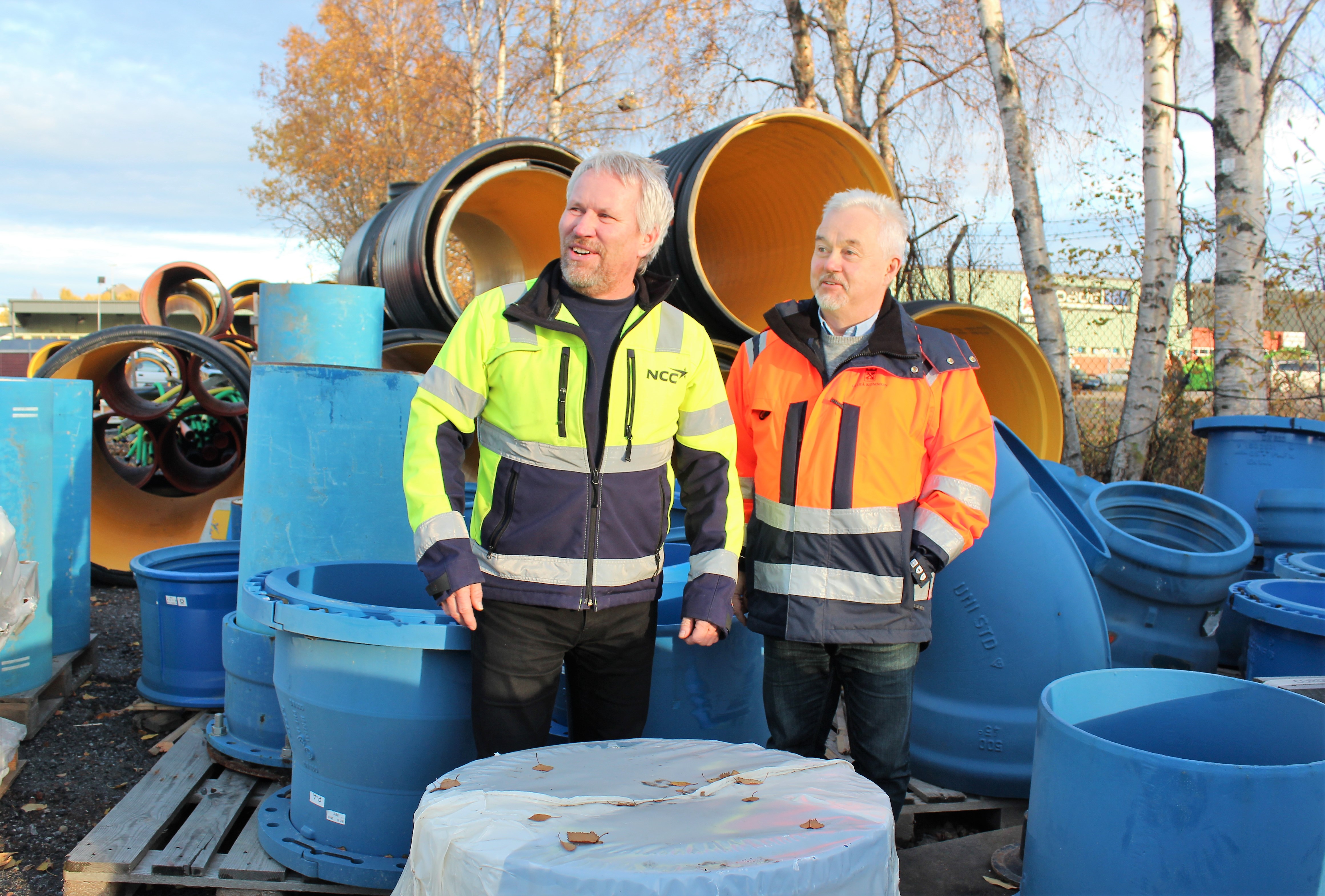 Bildtext: Arbetsledare John Stenman NCC och projektledare Ingvar Mosesson, Luleå kommun, är glada över stadsbyggnadsnämndens beslut som togs under eftermiddagen och som innebär att det är grönt ljus för att fortsätta byggandet av VA-projektet Östra Länken.