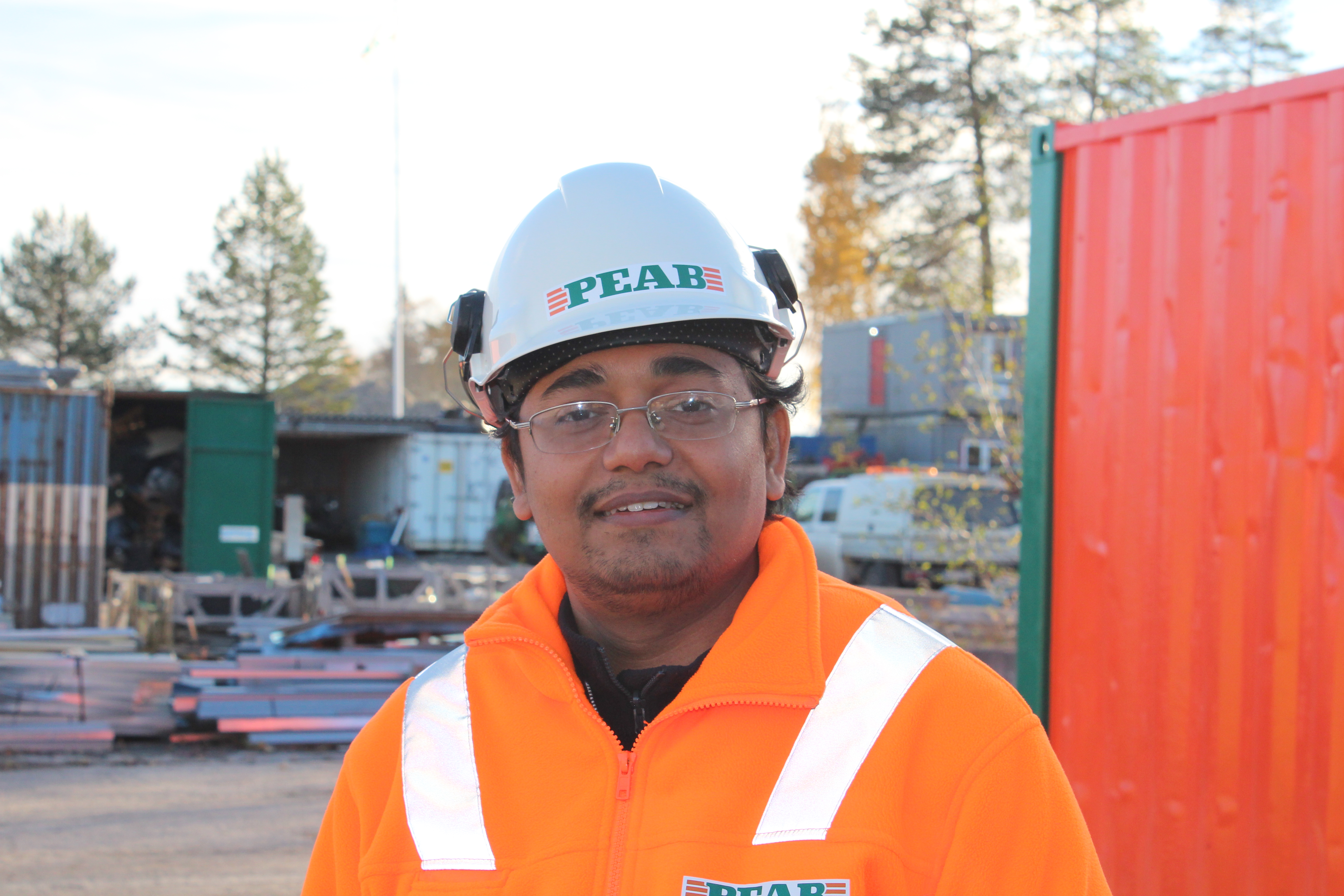 Rajib Ghosh praktiserar genom "Korta Vägen" på Luleå kommuns projekt Risslan där det byggs en ny tomt för Luleås nya brandstation.