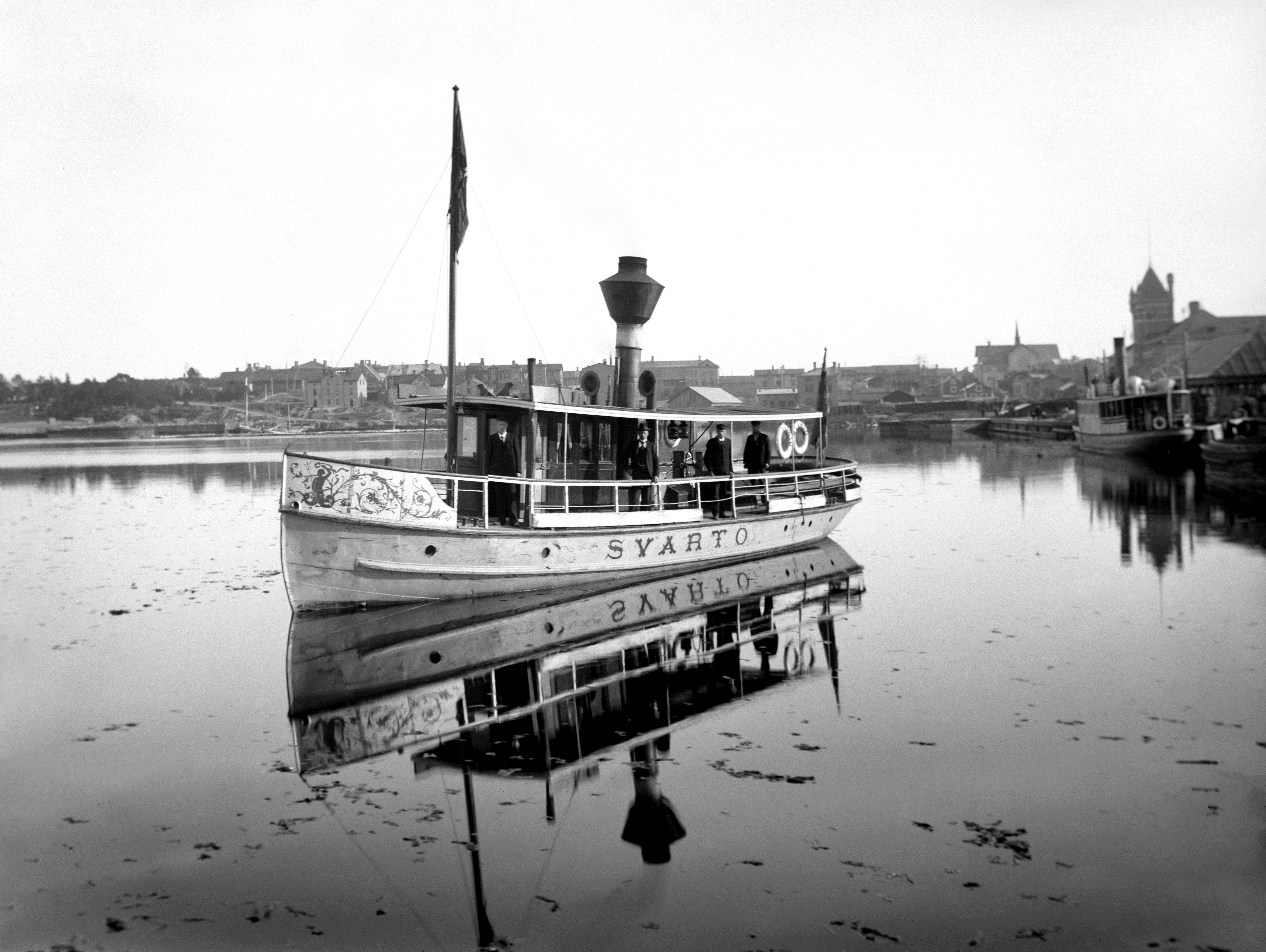 Ångslupen Svartö fotograferad utanför Norra hamnens långkaj i Luleå omkring 1902