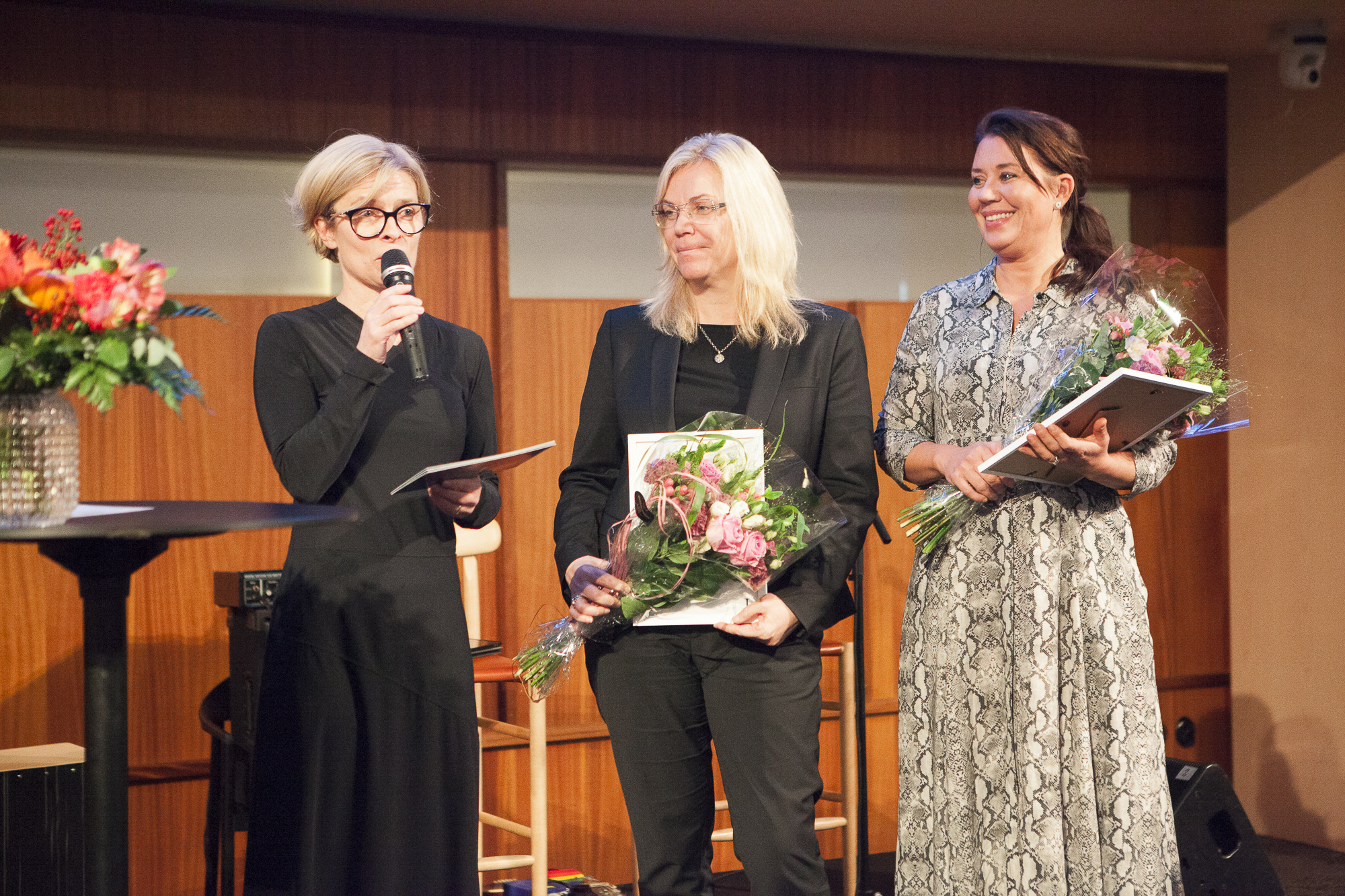 Rektor Birgitta Bergvall-Kåreborn delar ut priset till Luleås kommunalråd Lenita Ericson och Luleå Näringslivs vd Li Skarin.