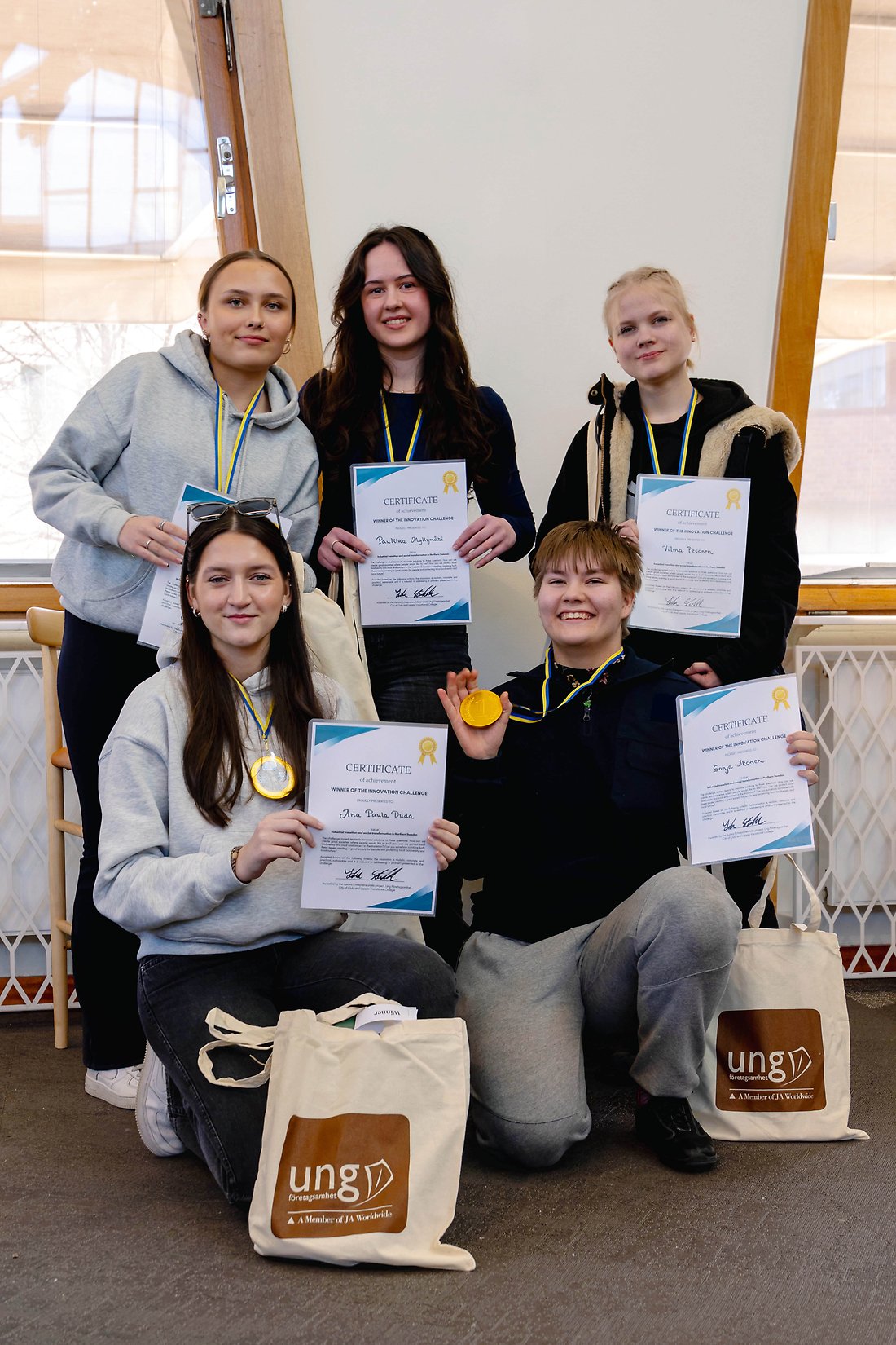 Gruppen med det vinnande förslaget, Learn and React: Felicia Sannerborg, Pauliina Myllymäki, Vilma Pesonen, Ana Paula Duda och Sonja Ikonen. 