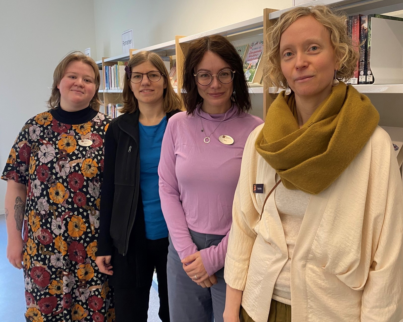 Personalen har haft bråda dagar. Från vänster Ebba Johansson, Jennifer Tjärnström (som vanligtvis jobbar på Hertsöns bibliotek), Sara Johansson och Karolina Hallberg.