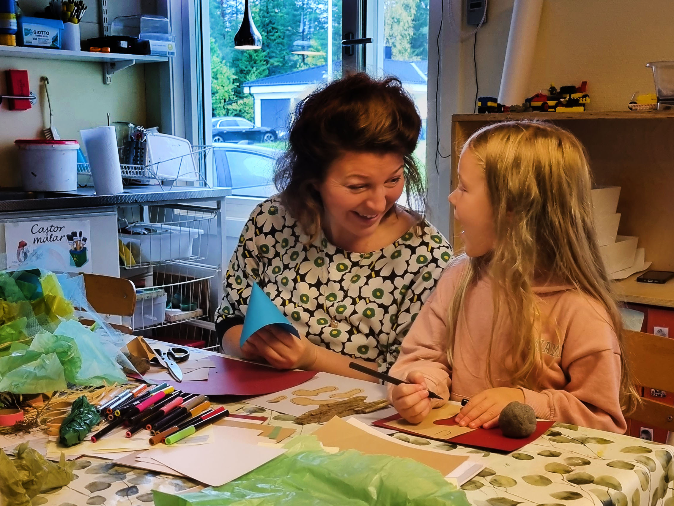 Arkitekten Alexia Staaf pysslar med barnen.