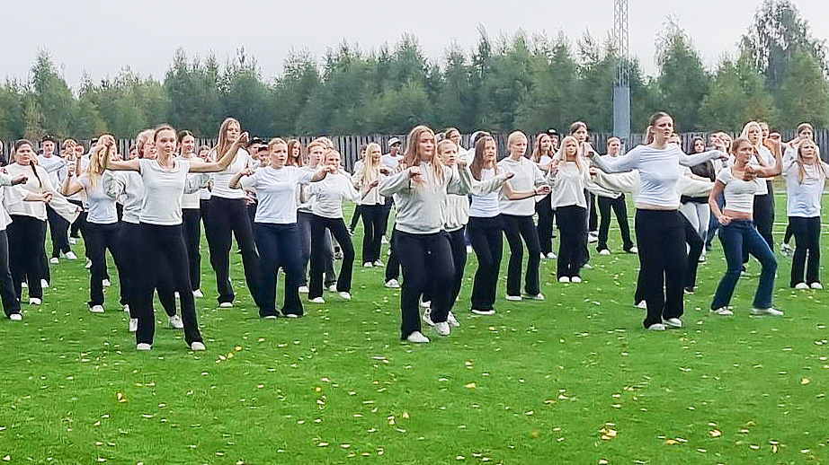 Elever från Kråkbergsskolan i Sunderbyn deltog i "Dansa för livet" för att uppmärksamma psykisk hälsa. 