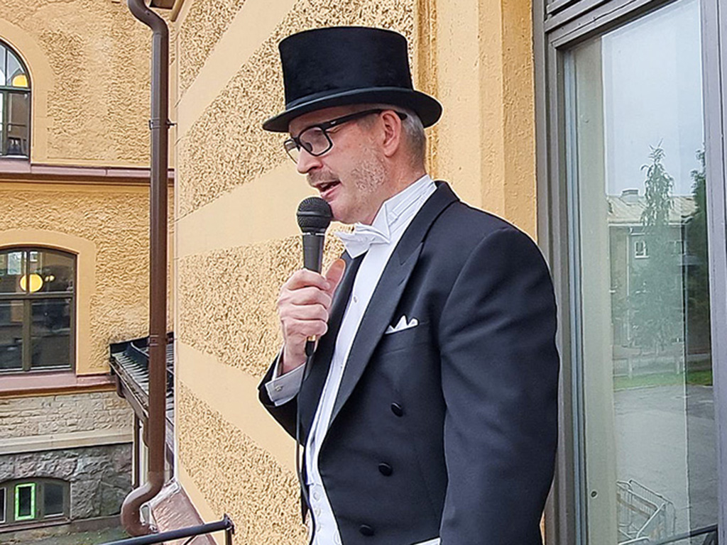Rektor Mattias Nilsson i tidstypiska kläder höll ett födelsedagstal dagen till ära. 