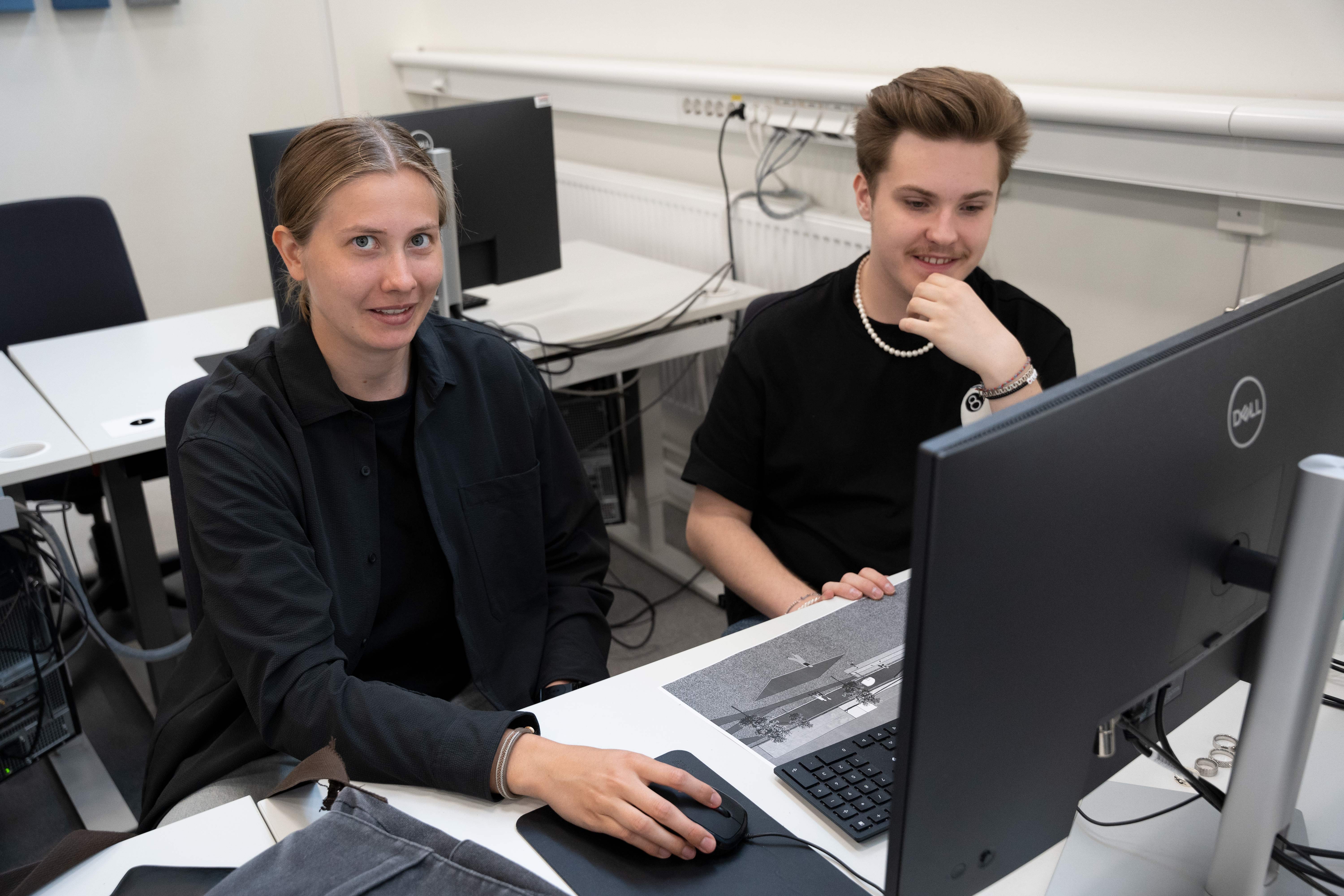 Didrik Sandberg och Linnea Sandin bakom en dator. 