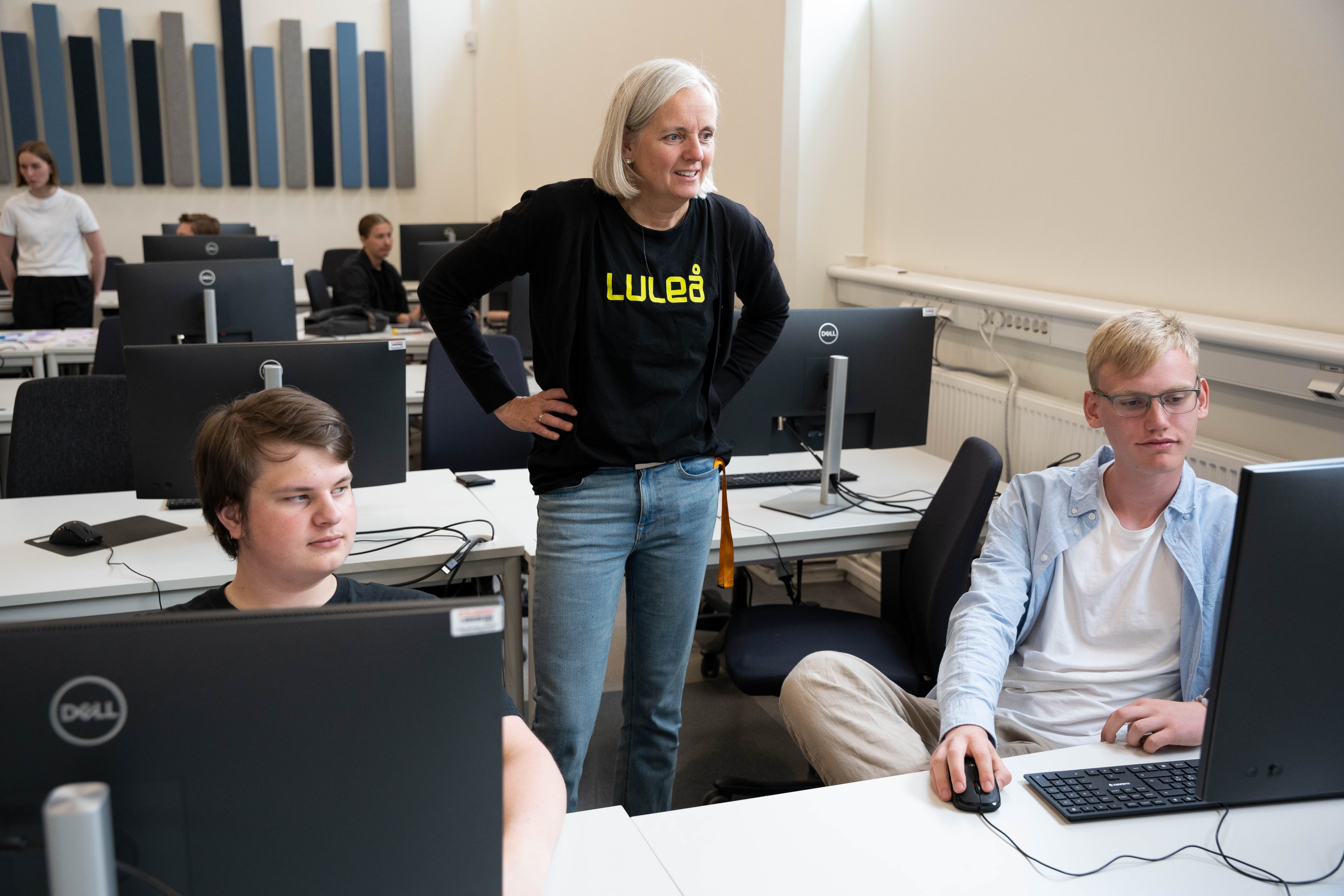 Vilmer Bergenstråle, Max Dahlén och Charlotte Reinhold bakom en dator i ett klassrum. 