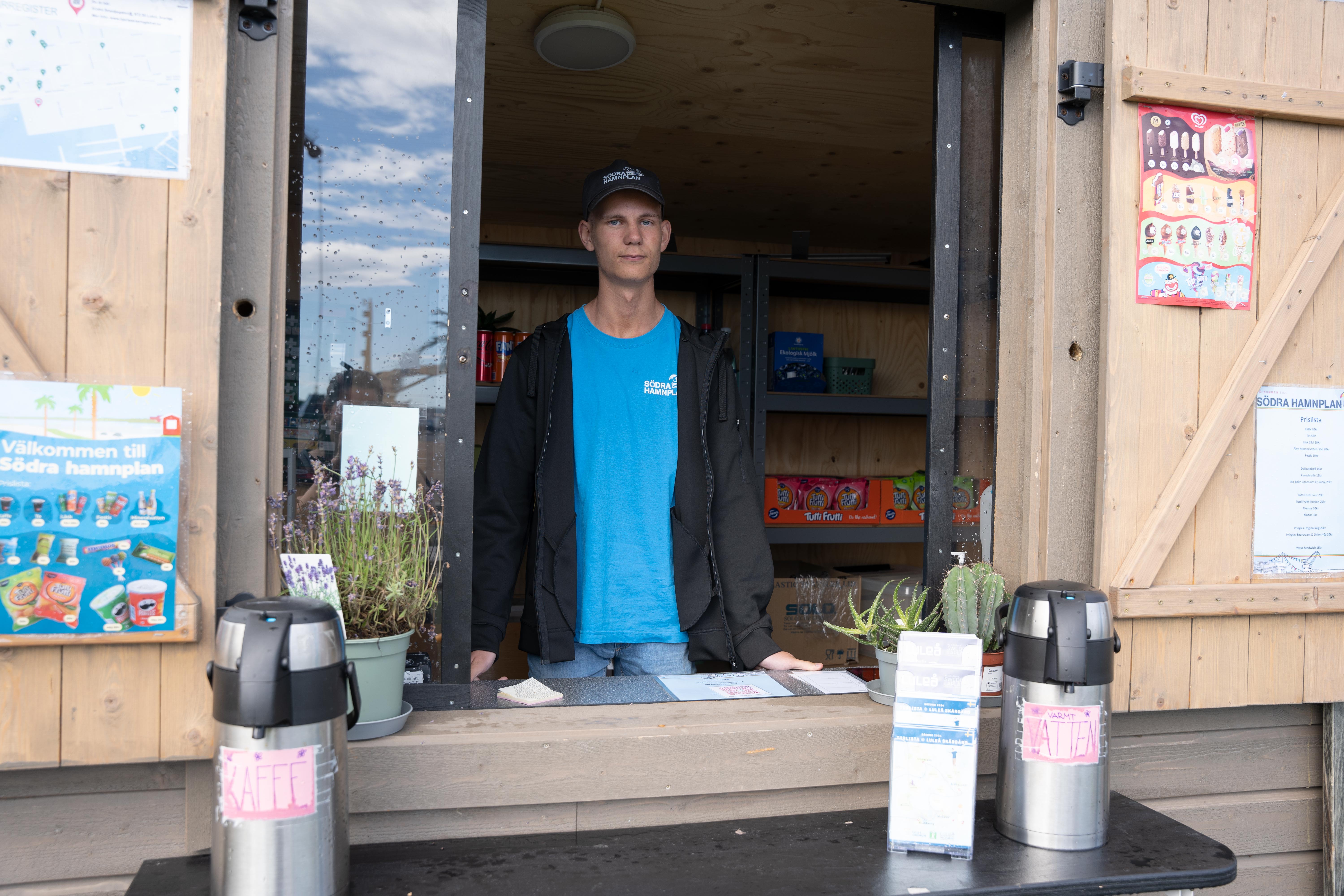 ungdom som bemannar en kiosk 