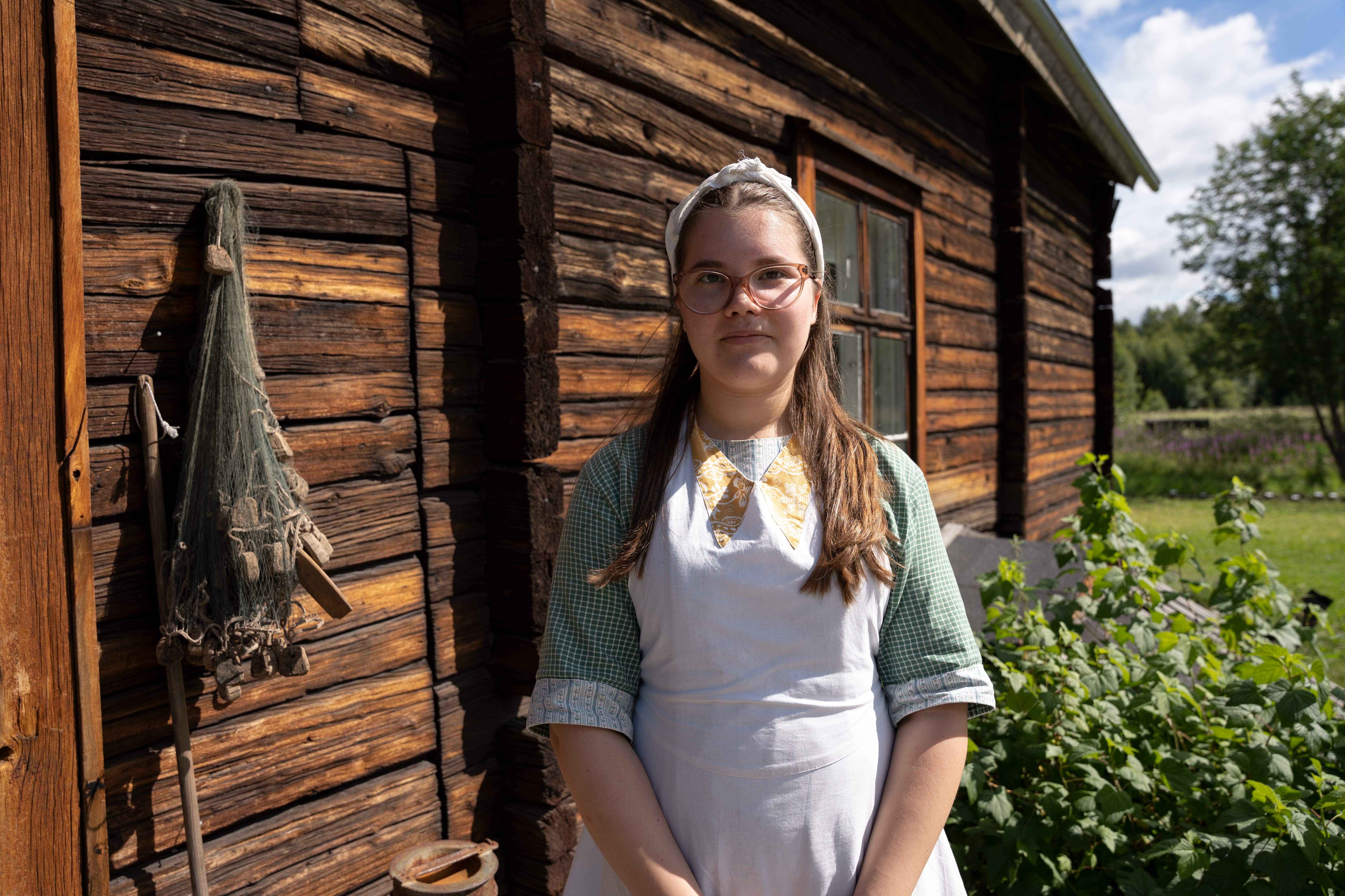 ung kvinna framför en gård på Hägnan.