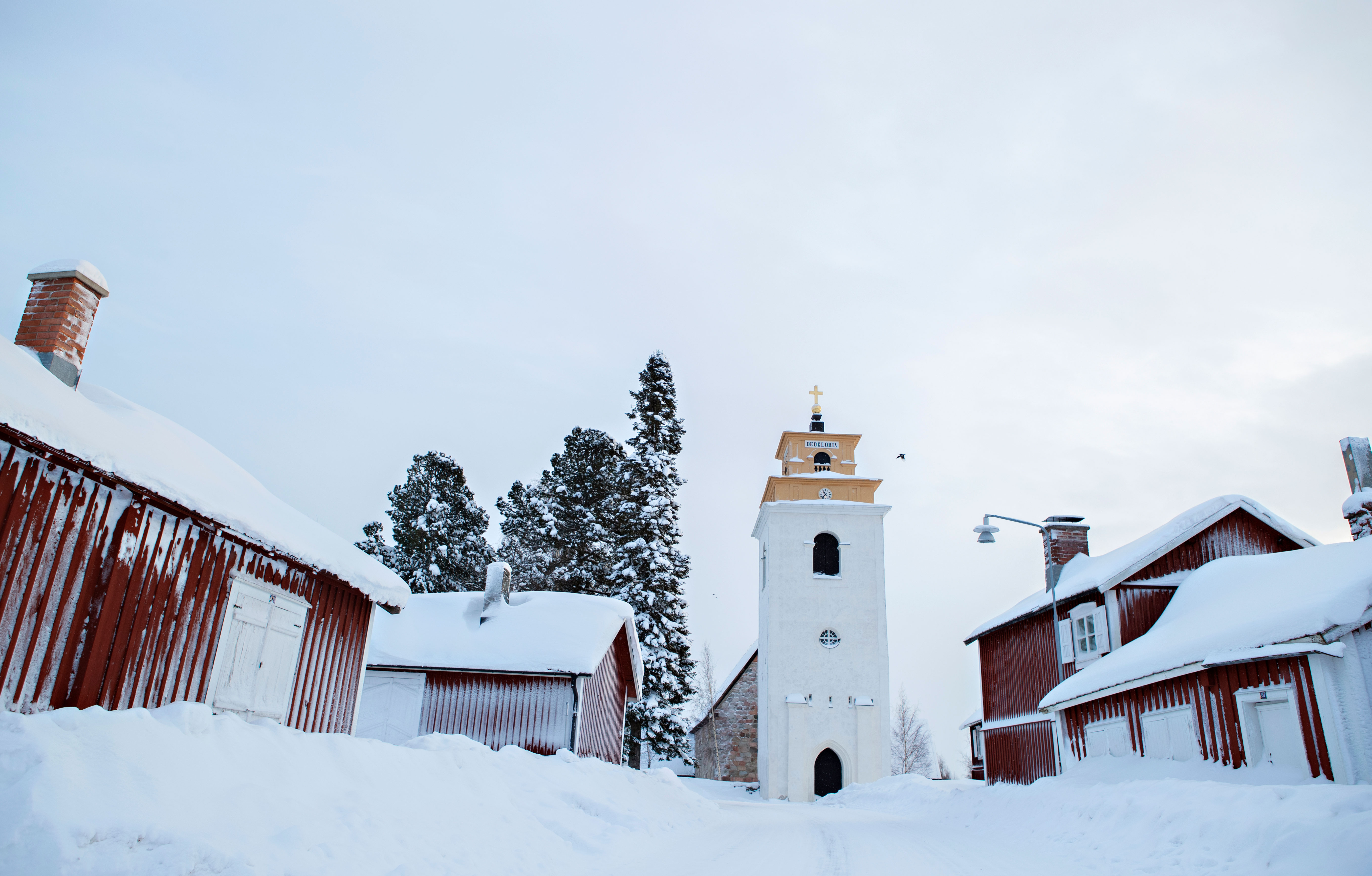 kyrkstugor och kyrka klädda i snö