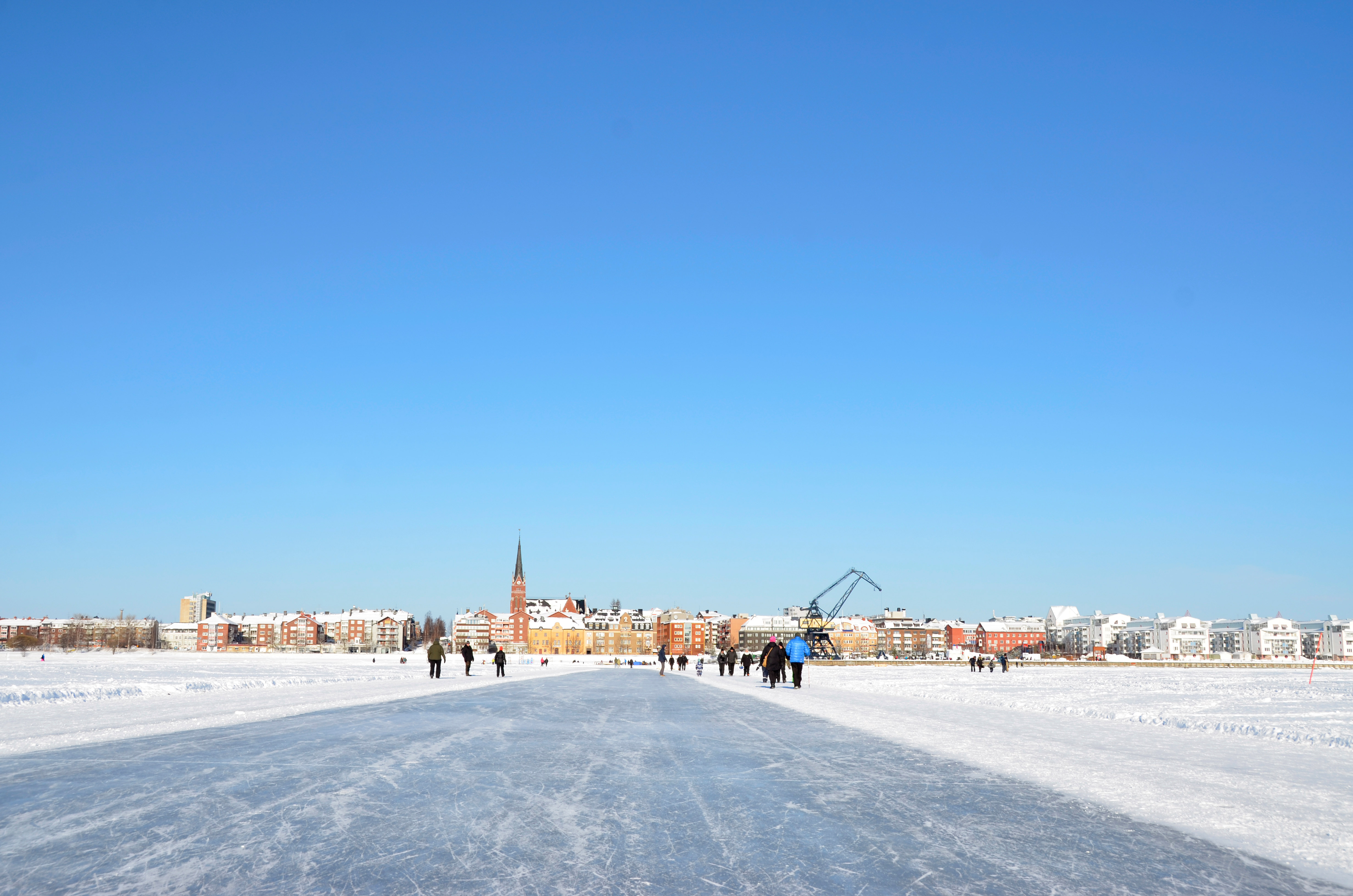 vy över isbanan och Luleå