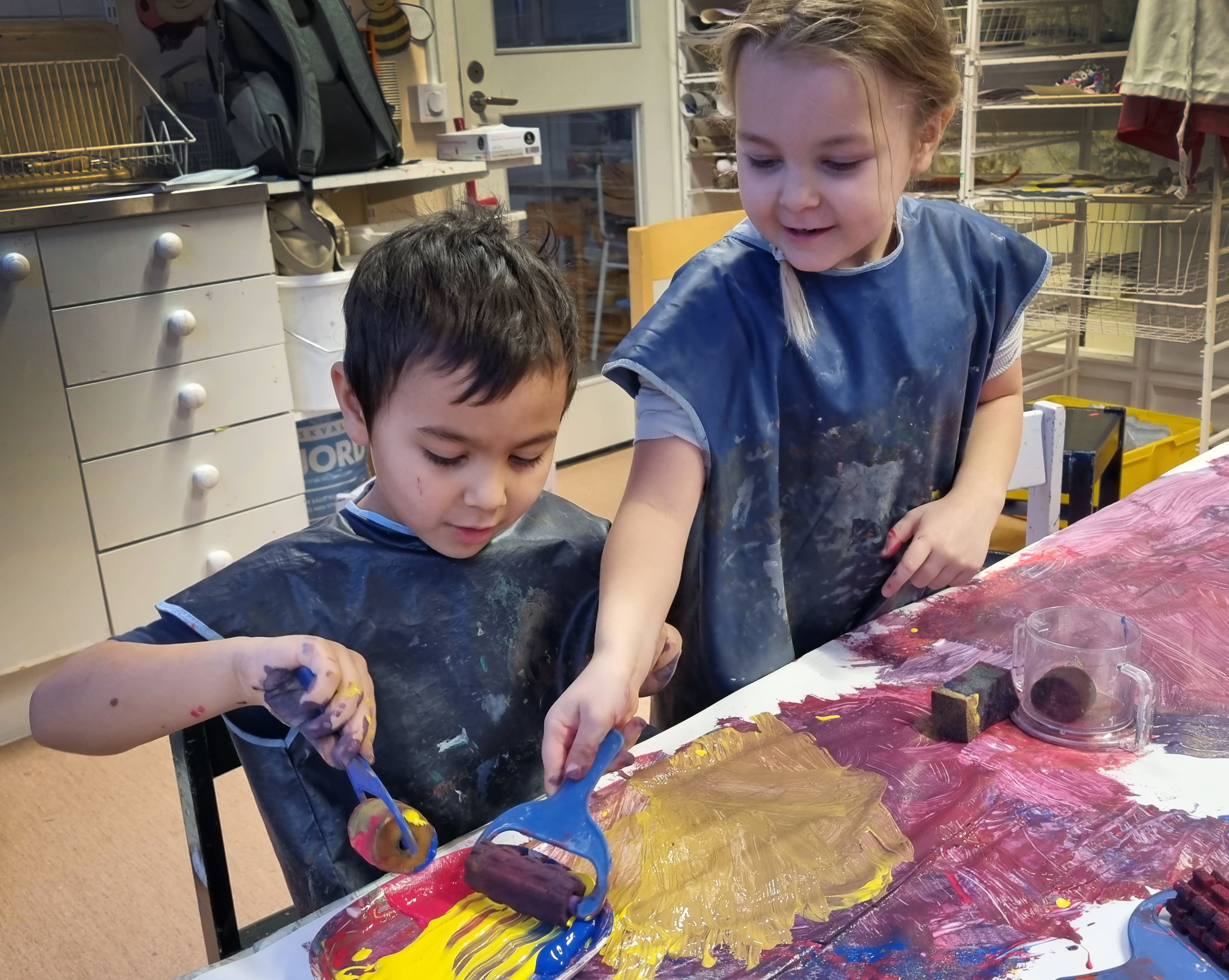 Barn som målar tillsammans