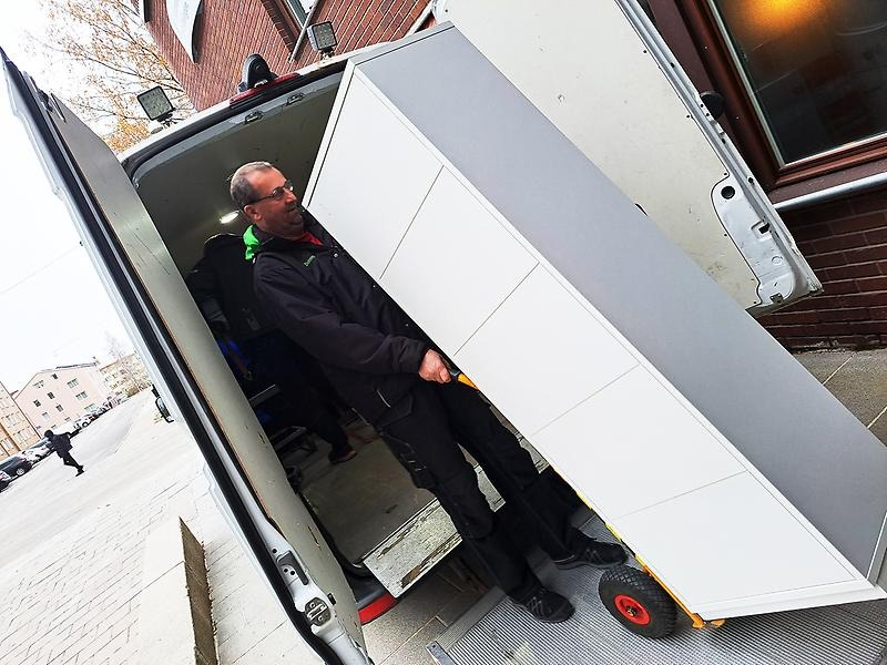 Peter Renberg lastar bilen med överblivna möbler som ska till Inventariebanken på Luleå kommun.