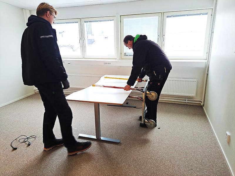 Den här dagen hämtar Albin Gidlund och Peter Renberg från Inventariebanken möbler som blivit över på Norrbottens kommuners kontor.