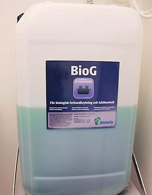 Utrustningen som behövs vid installation av biologisk rening med hjälp av bakterier är inte så omfattande eller krånglig. Här syns styrskåpet och dunken med mikroorganismerna som tillförs fettavskiljaren.