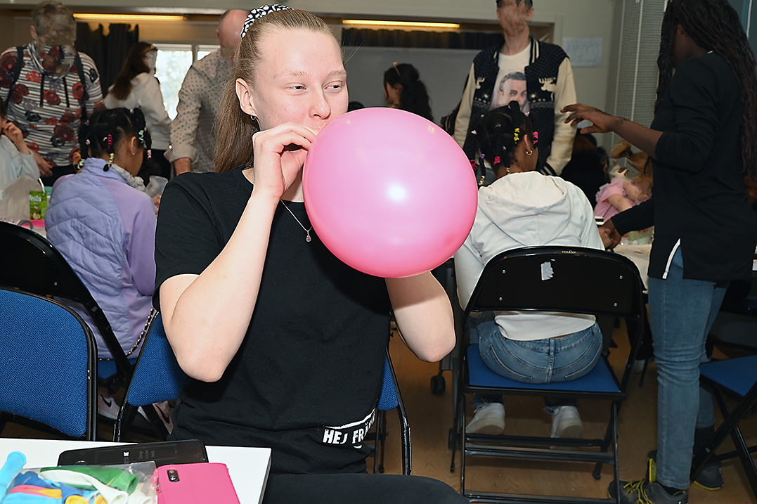 Ballonger ska det finnas när det är fest! Julia Keskitalo, från Hej främling, blåser upp dem på löpande band.