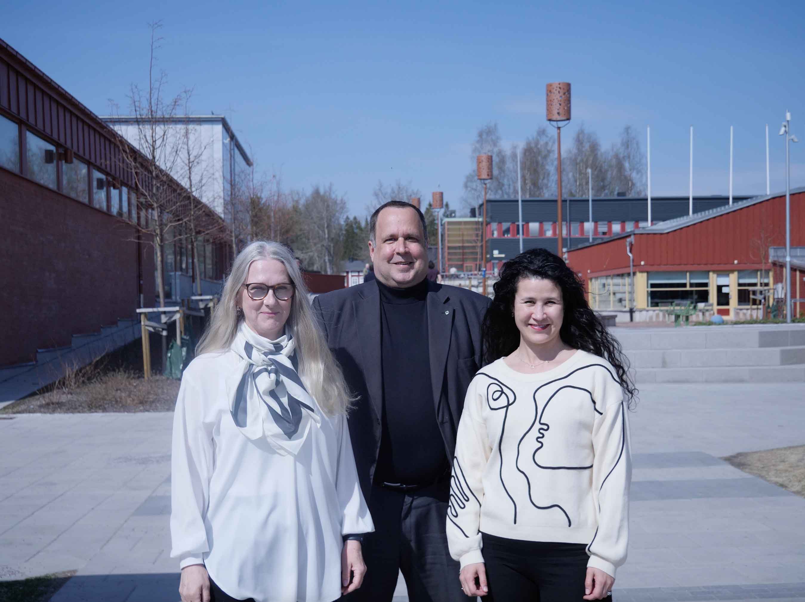 Maria Ek Styvén, Tim Foster och Jeandri Robertson framför Luleå tekniska universitet 