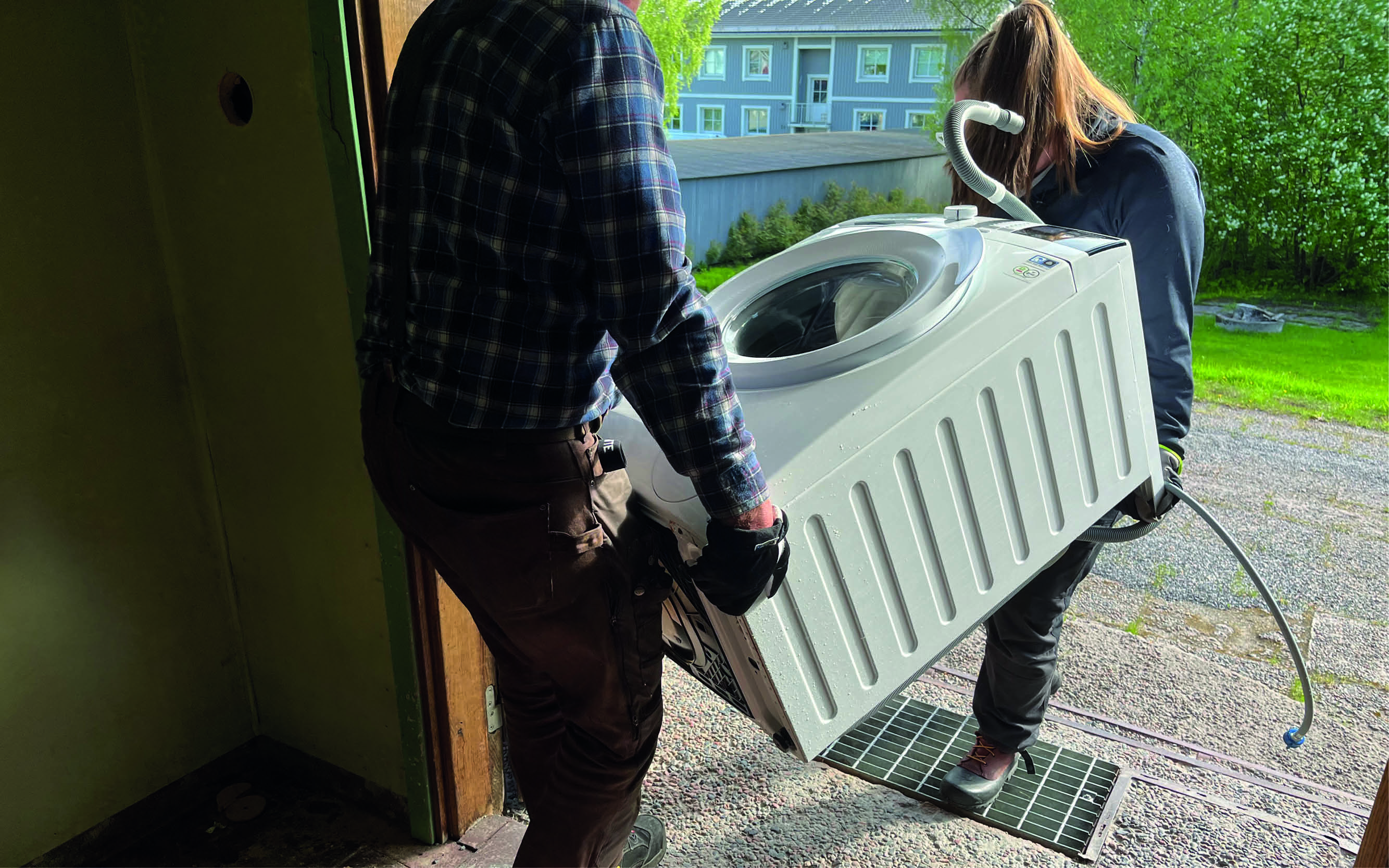 Bild på en tvättmaskin som transporteras ut av sin nya ägare under återbruksdagen.