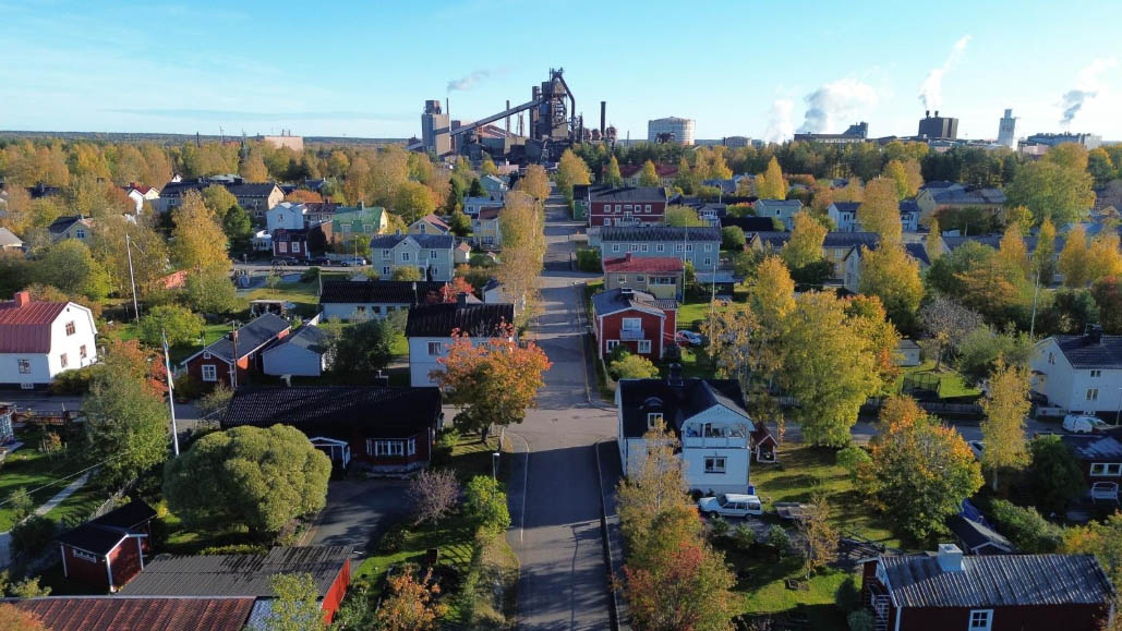 Vy över del av Svartöstaden från Gråsjälfjärden med järnverket på krönet i fonden av Bältesgatan.
