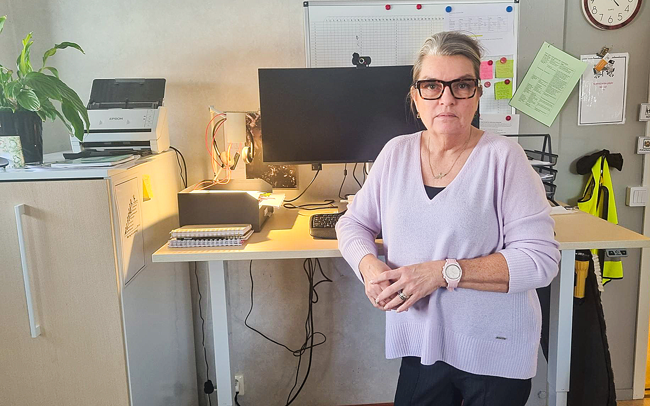 Rektor Carina Bergdahl på Ängskolan planerar inför skolans 50-årsjubileum.