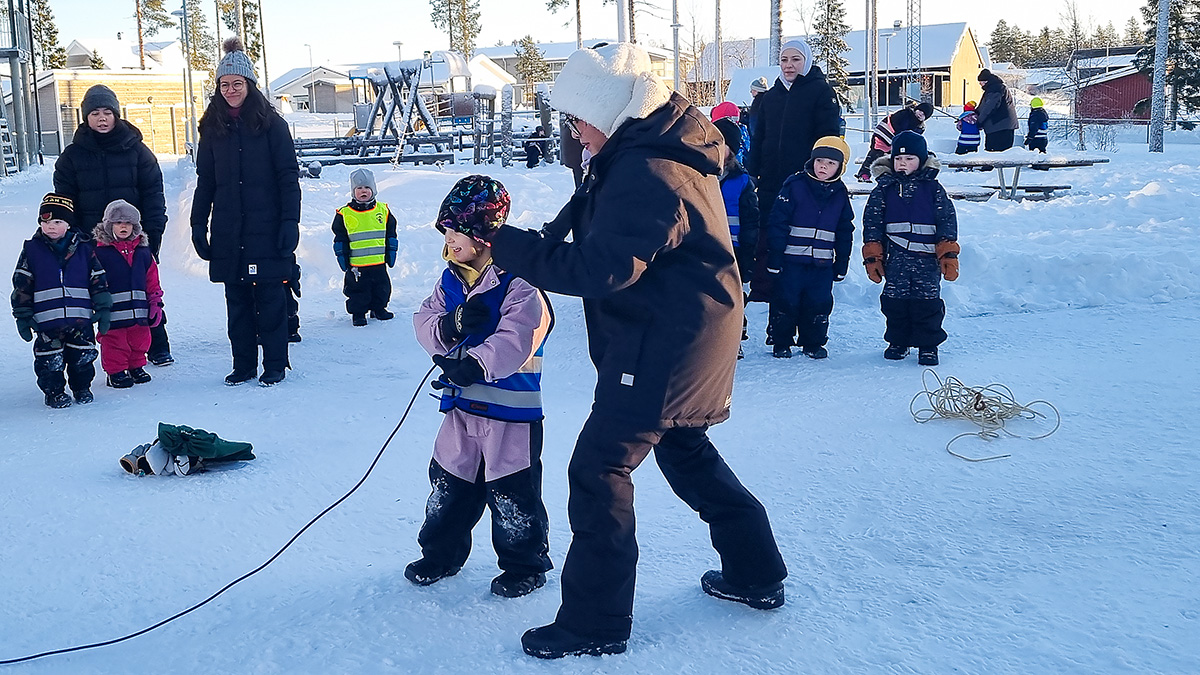 Under Kulturkvarten på Hällbackens förskola får barnen regelbundet bekanta sig med olika kulturer. Vid samernas nationaldag den 6 februari stod bland annat lassokastning på programmet. 