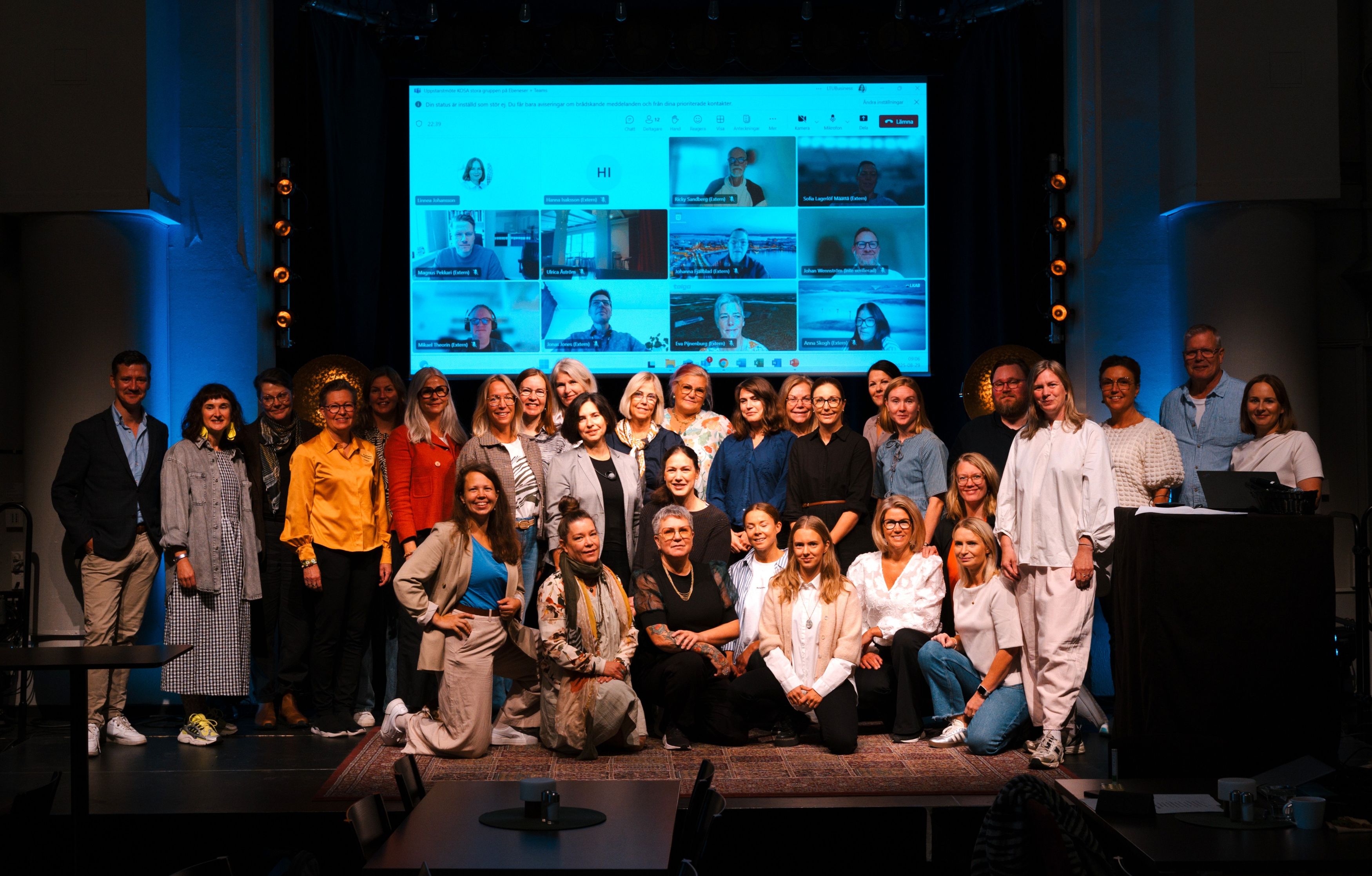 Aktörer vid uppstartsmötet för KOSA i Luleå. I bakgrunden syns en stor skärm med människor på länk.