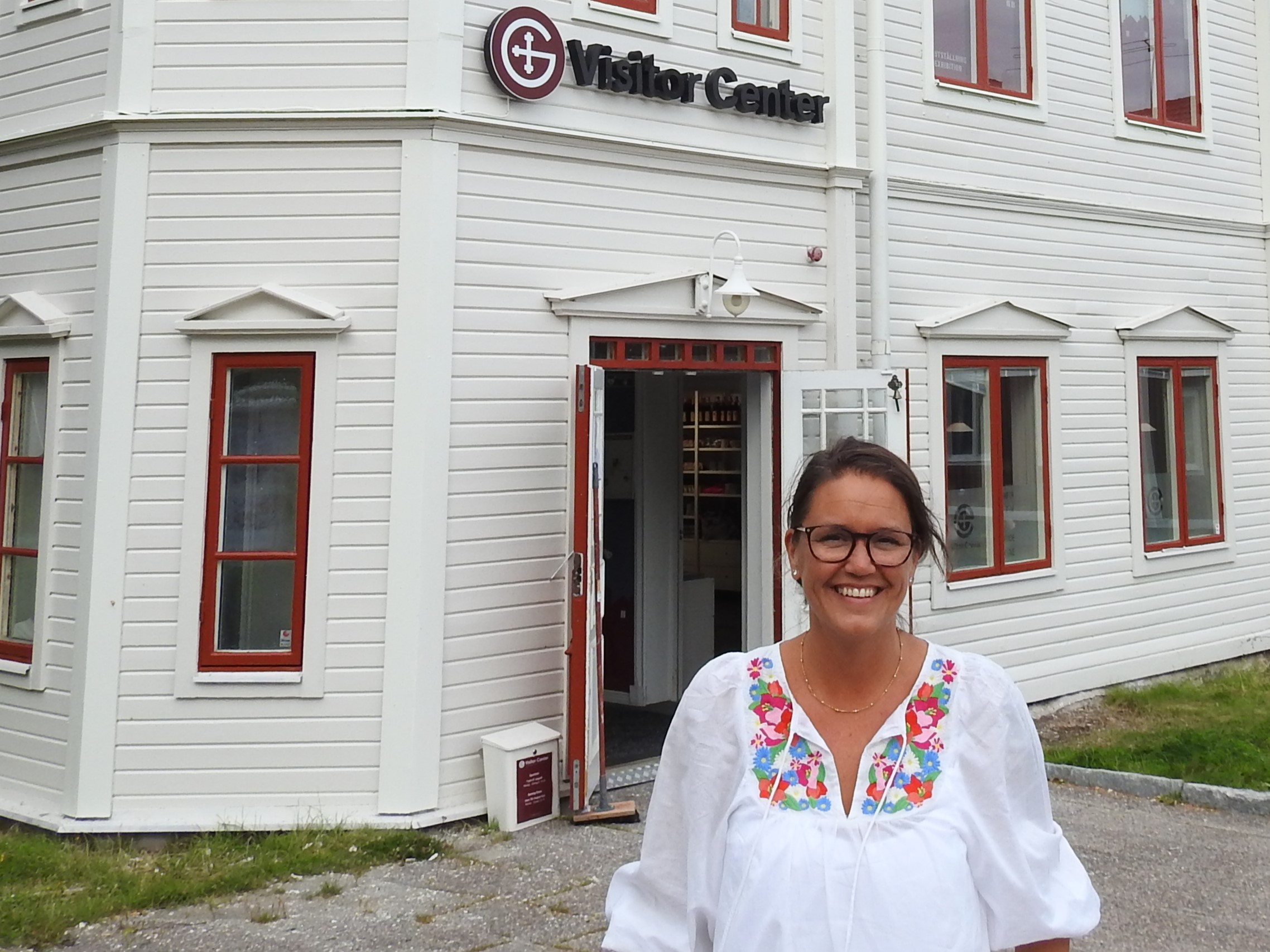 Bild på världsarvssamordnaren Erica Duvensjö utanför Visitor Centers framsida i Gammelstads kyrkstad.