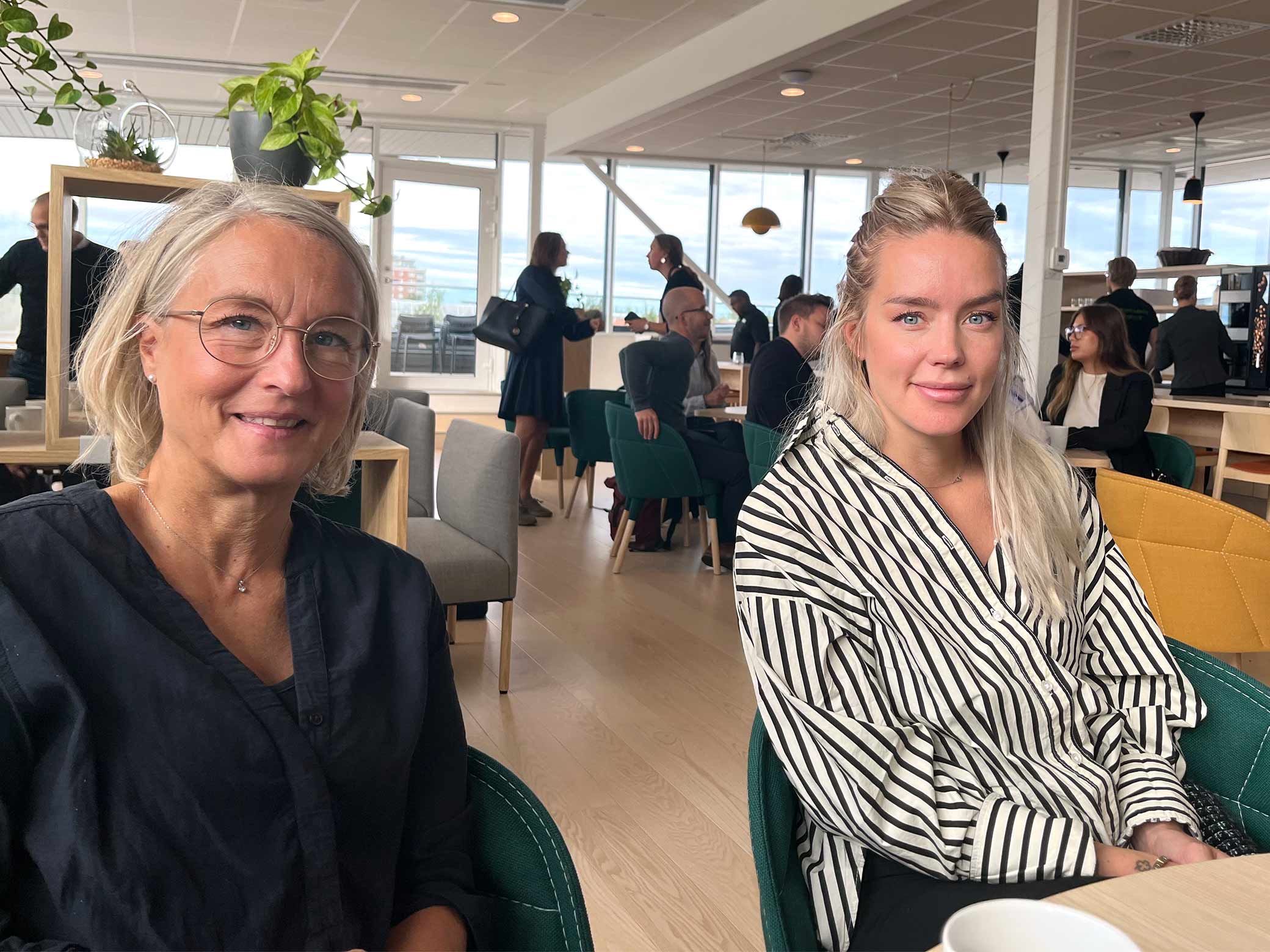 Maria Lundgren och Cajsa Asplund från Company Line, två kvinnor med långt hår, sitter vid bordet på eventet.