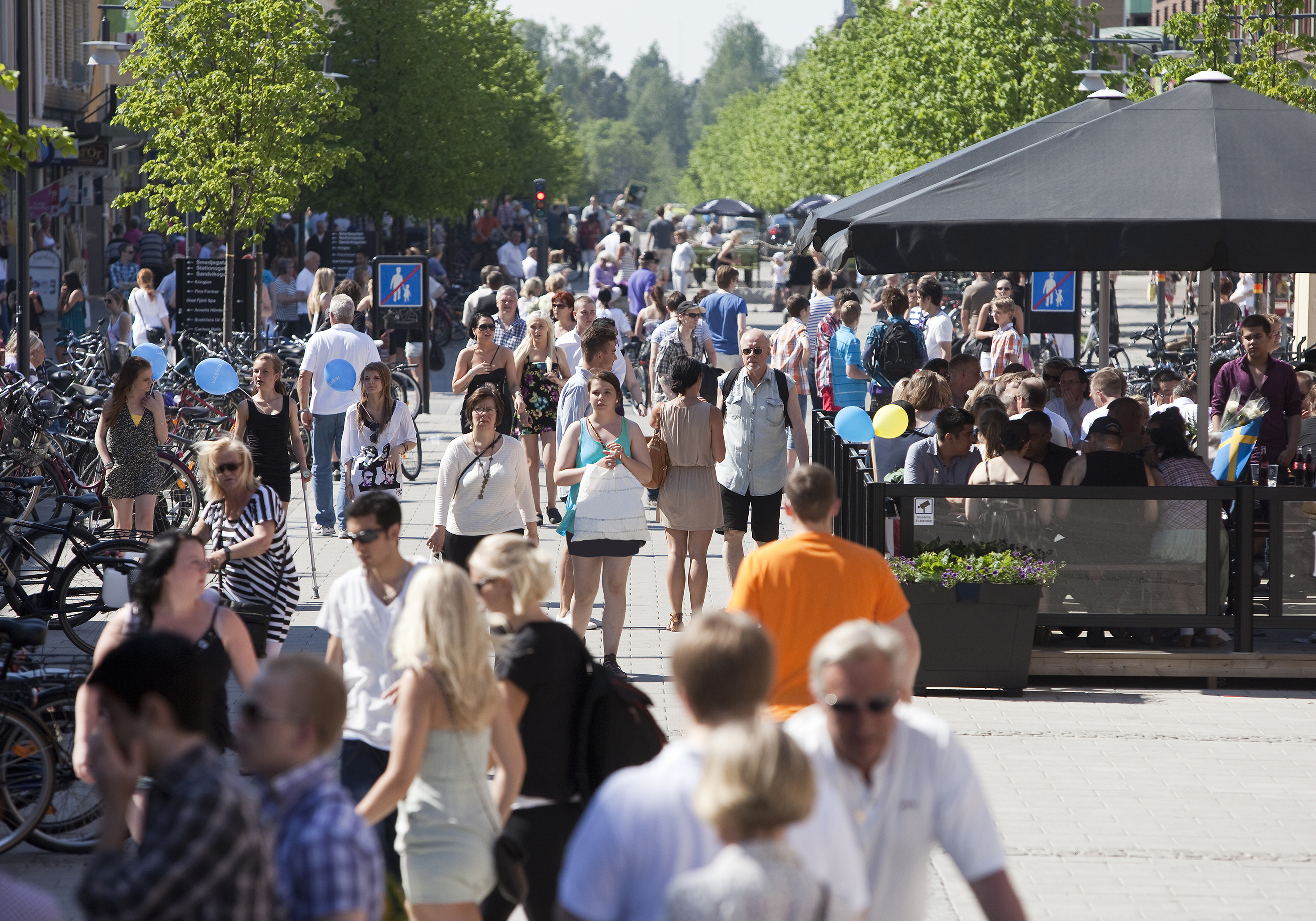 Mycket folk som är ute på gågatan i centrala Luleå