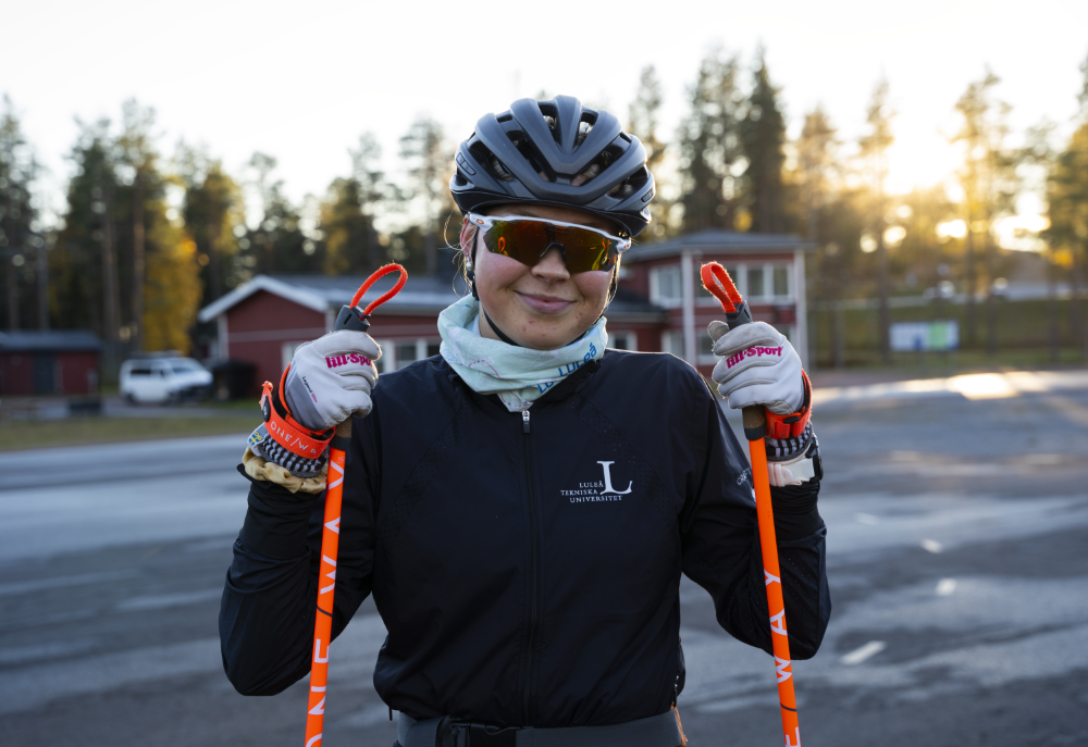 Therese Patomella satsar på både elitidrott och studier vid Luleå tekniska universitet. Här är hon iklädd säsongens tjusiga spårbuff.