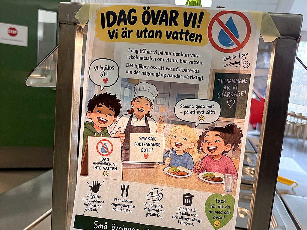Informationsskylt i matsalen om att övning pågår