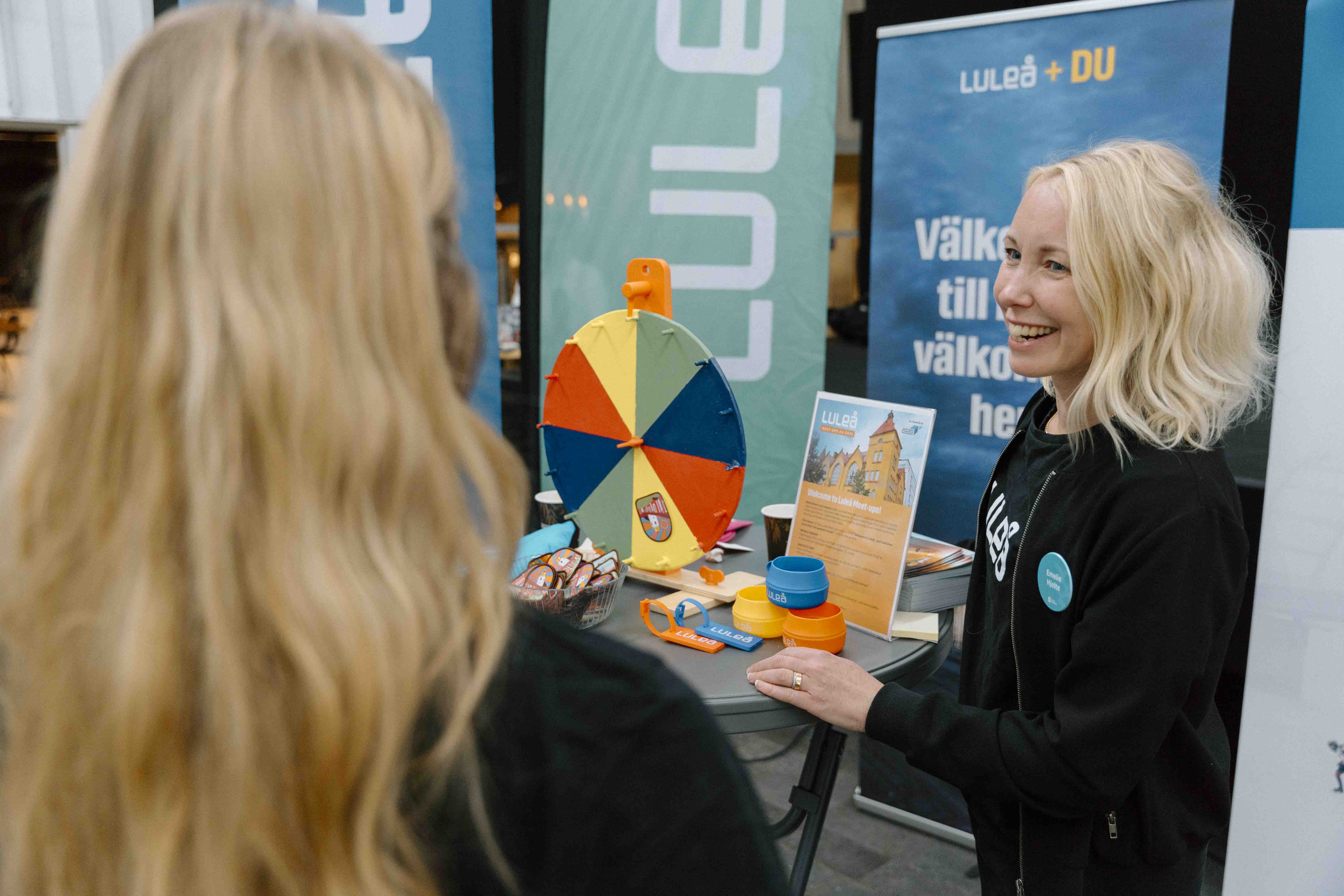 Emeilie Hjelte pratar med en student på välkomstmässan