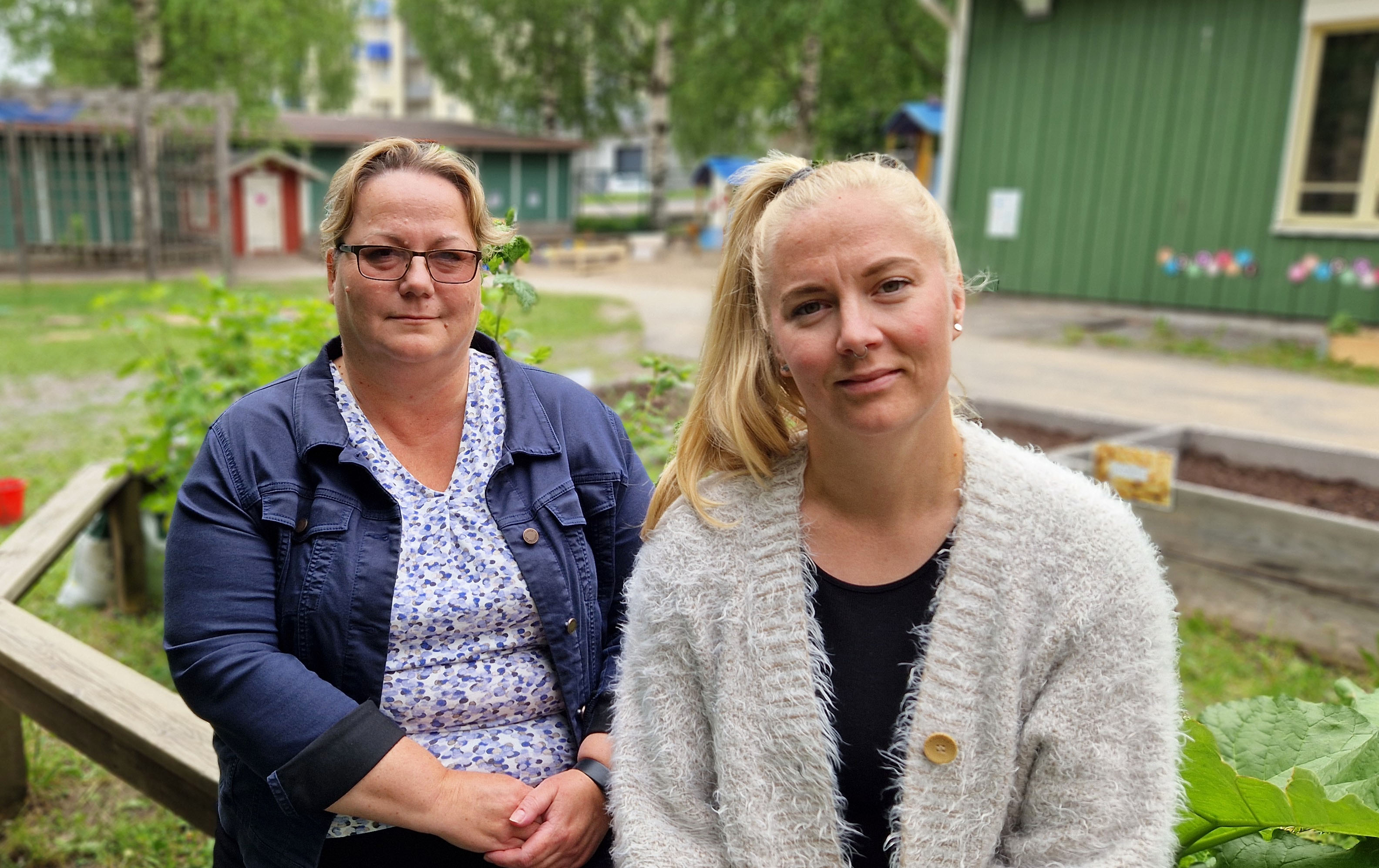 Kirsi Lagerdahl och Elin Andersson sitter utanför förskolan.