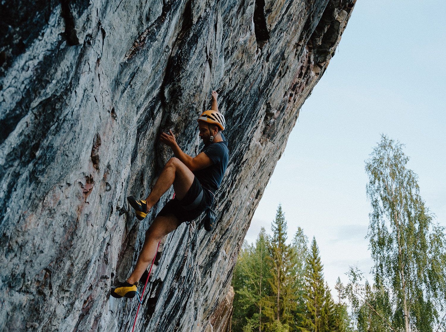 Mattias Lehto klättrar upp för en led på klippan Snipen.