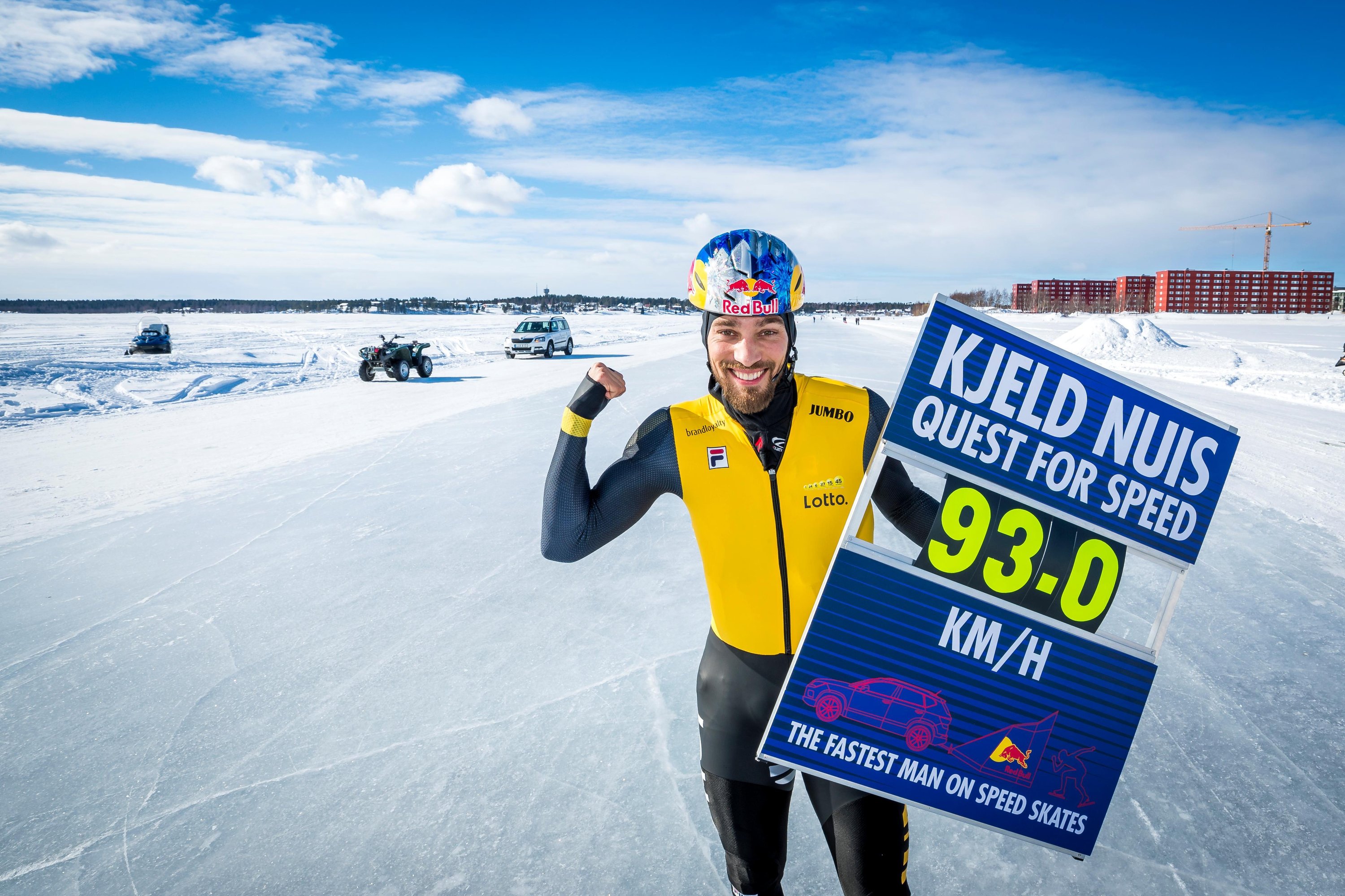 Kjeld Nuis visar upp en skylt med nya världsrekordhastigheten 93 km/h.