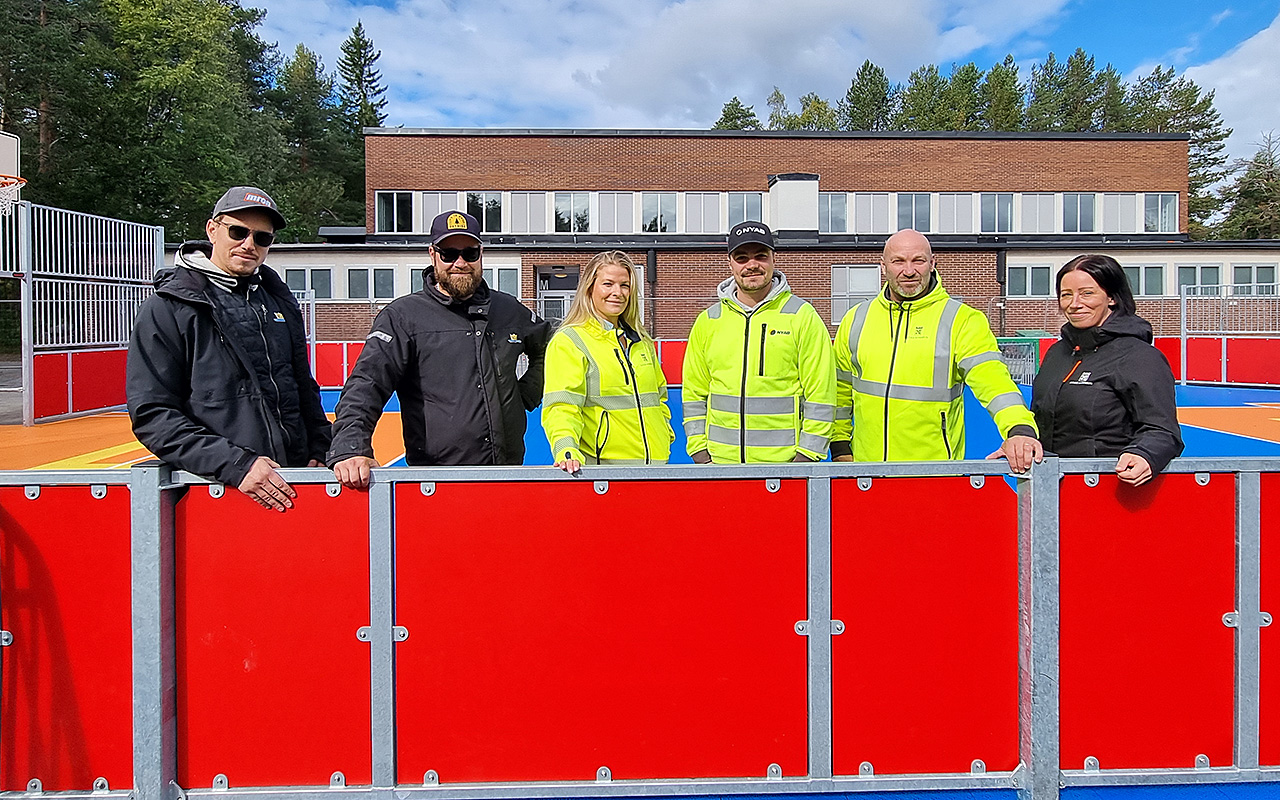 Tunaskolans nya multiarena är besiktad och godkänd. Daniel Isaksson och Tony Engman från SGL Säkerhetskontroll AB var nöjda med arbetet. Här tillsammans med Frida Savilahti, projektledare ISF, Alexander Gabrielsson, Nyab, Göran Sakari, projektägare ISF samt Anna Fransson, ISF. 