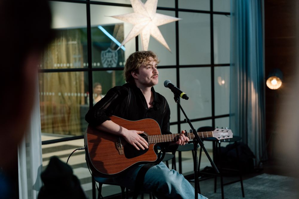 Leo Tekiel spelar gitarr på scenen i Strands galleria.