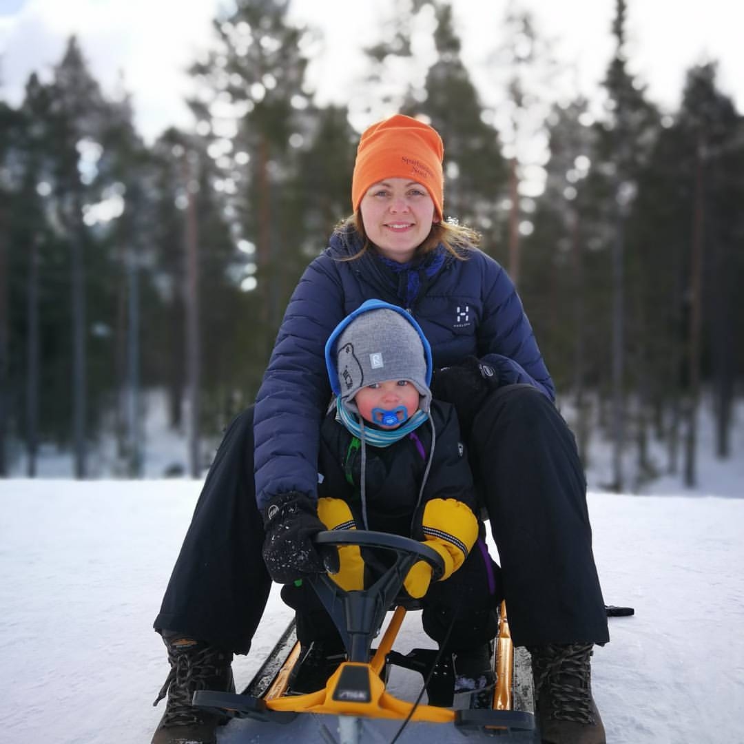 LInnea Örtenvik åker pulka med sitt barn i famnen