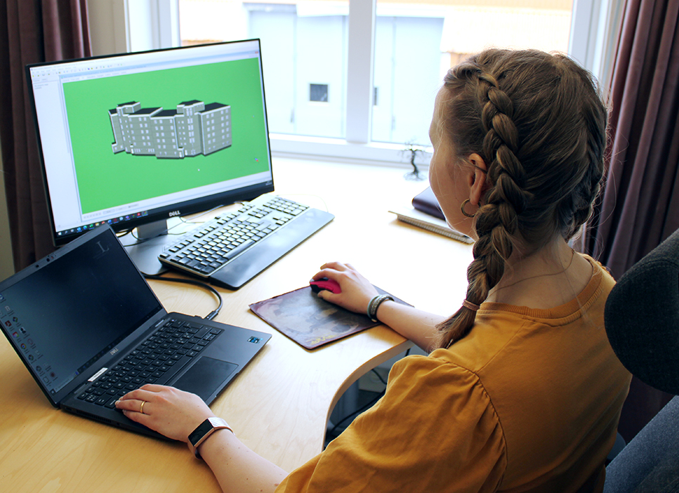 Lisa Sällström Eriksson sitter framför datorn på sitt kontor på LTU och visar hur hon lagt in flerbostadshuset i energisimuleringsprogrammet för att simulera olika renoveringsscenarier.