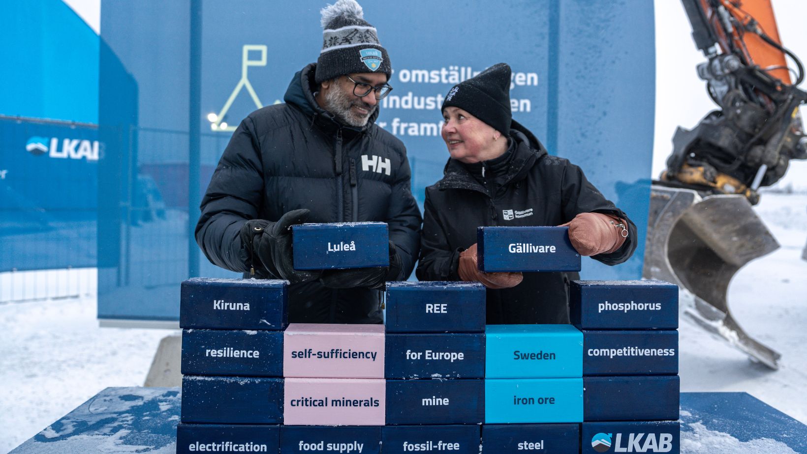 Fredrik Hansson och Birgitta Larsson håller i varsin kloss som det står Luleå respektive Gällivare på