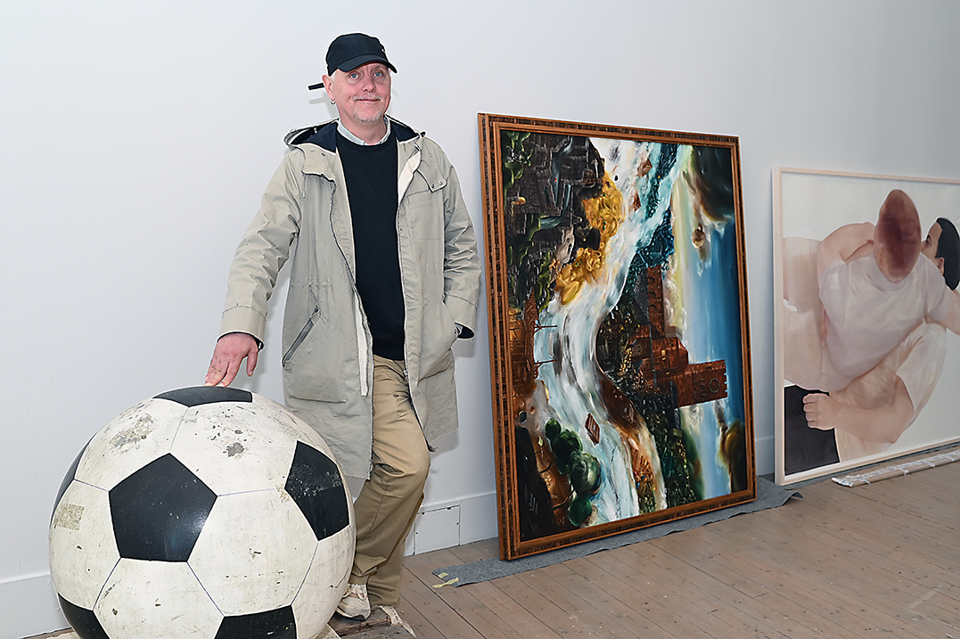 De jättestora fotbollarna i betong fungerade en gång som terrorskydd utanför Ullevi. Nu har de landat i Konsthallen och visas tillsammans med bland annat Ernst Billgren och Maria Nordins verk ur Tore A Jonassons idrottsrelaterade konstsamling.