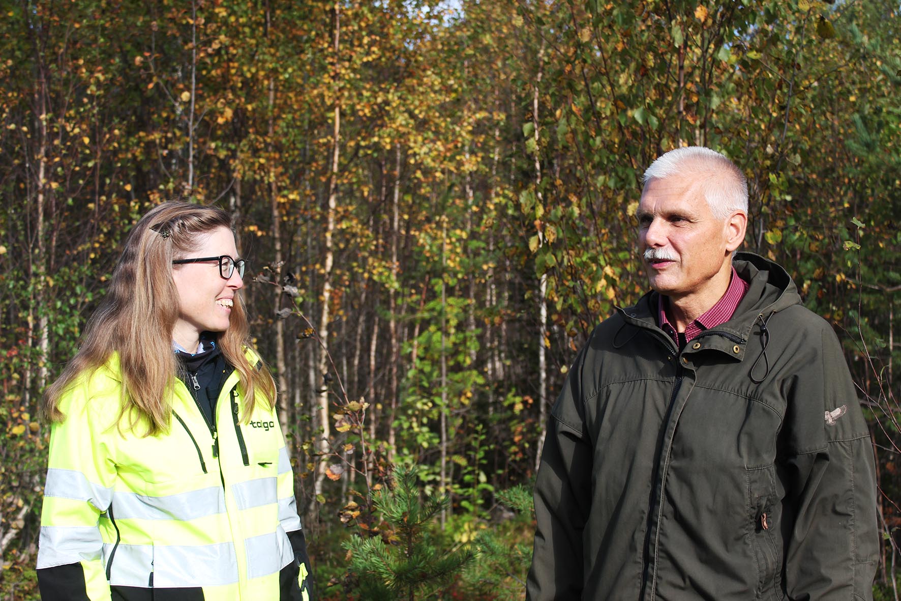 Christin Jonasson, miljöingenjör på Talga och Örjan Spansk, kommunekolog på Luleå kommun på plats i det aktuella området på Hertsölandet.
