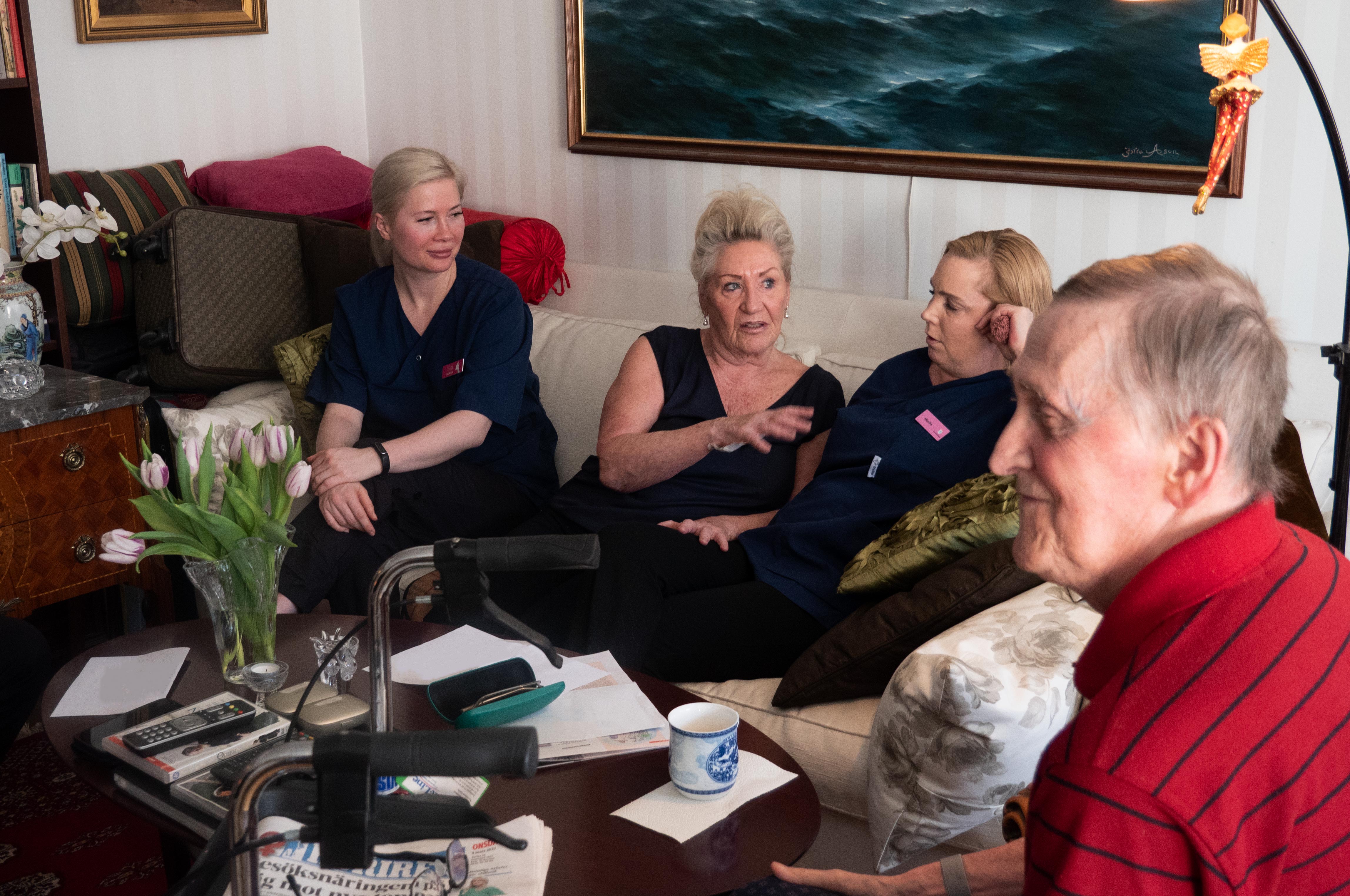 Linnea, Yvonne och Monica sittandes i en soffa och Brage på en stol