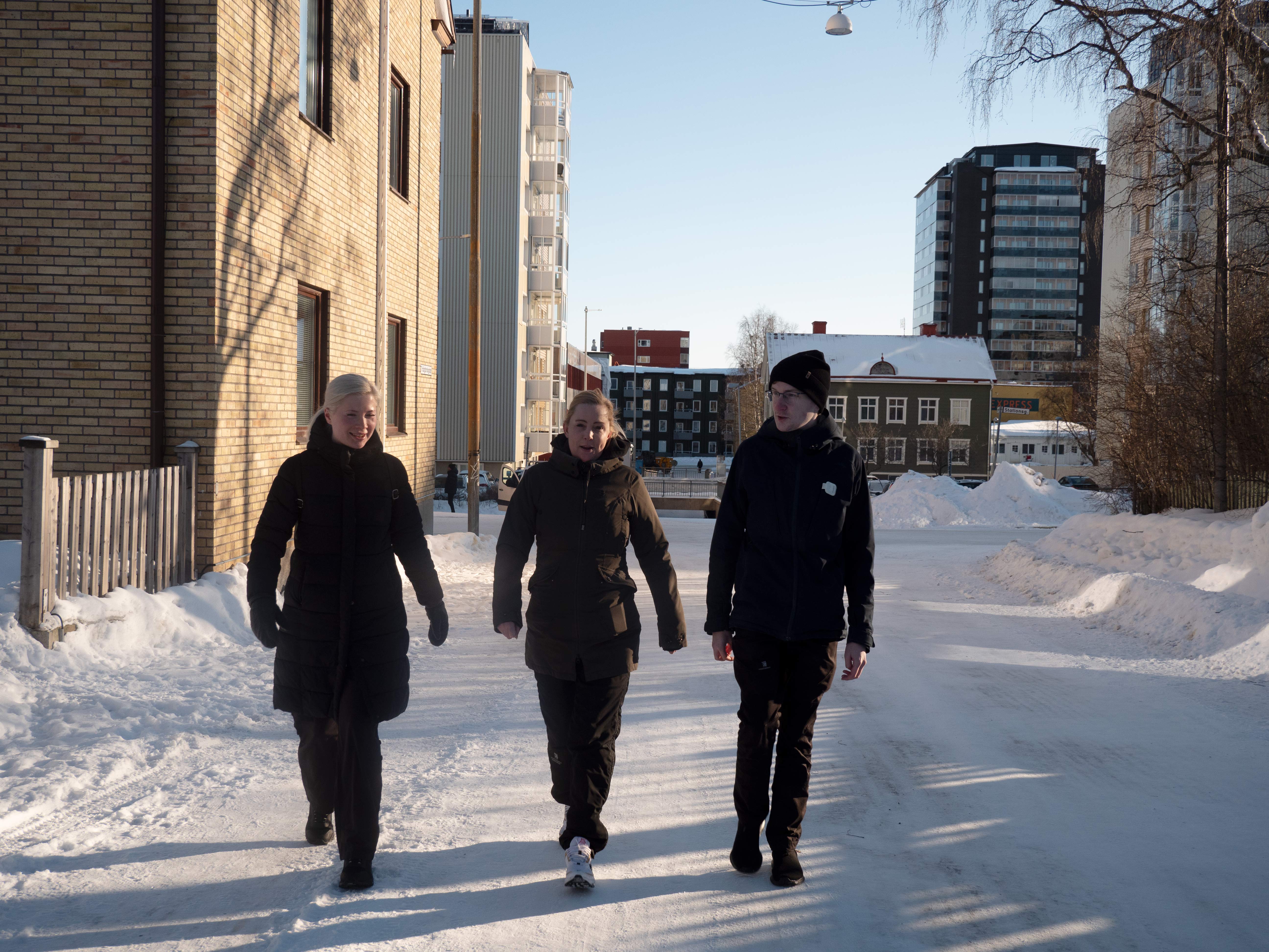 Linnea Larsson, Monica Strande och Nils Larsson promenerar i Luleå