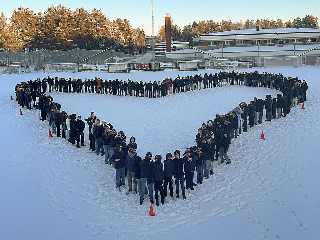 Elever bildade ett mänskligt hjärta för att uppmärksamma Tillsammansdagen. 