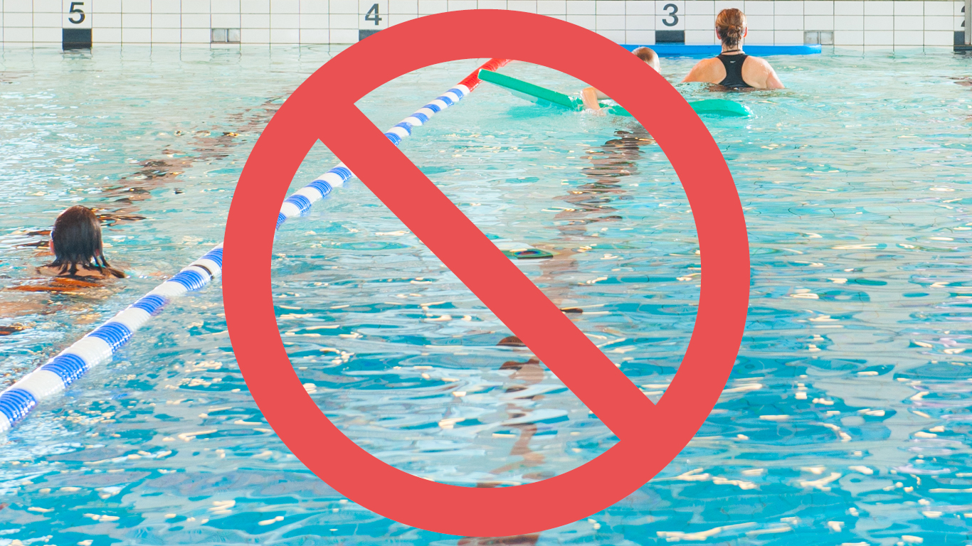 Bild på bassäng med ett stopptecken före.