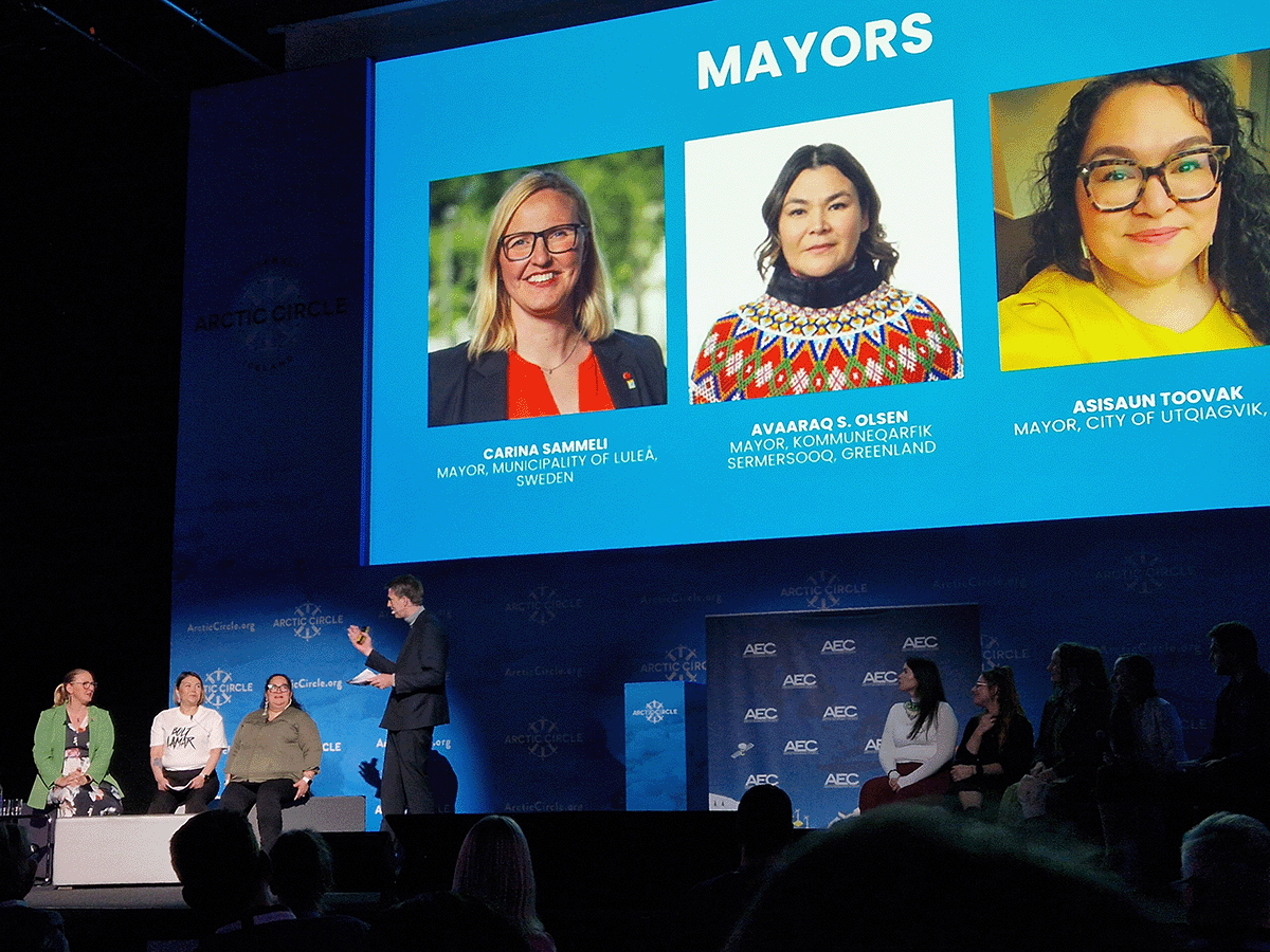 Bild på kommunstyrelsens ordförande Carina Sammeli (S) i ett panelsamtal om de ungas roll i Luleå.