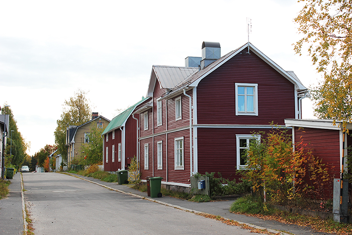  Går du längs Sandgatan i Svartöstaden så omges du av byggnader, gårdshus och gatustrukturer som vittnar om samhällets utveckling från och med 1800-talet och framåt.