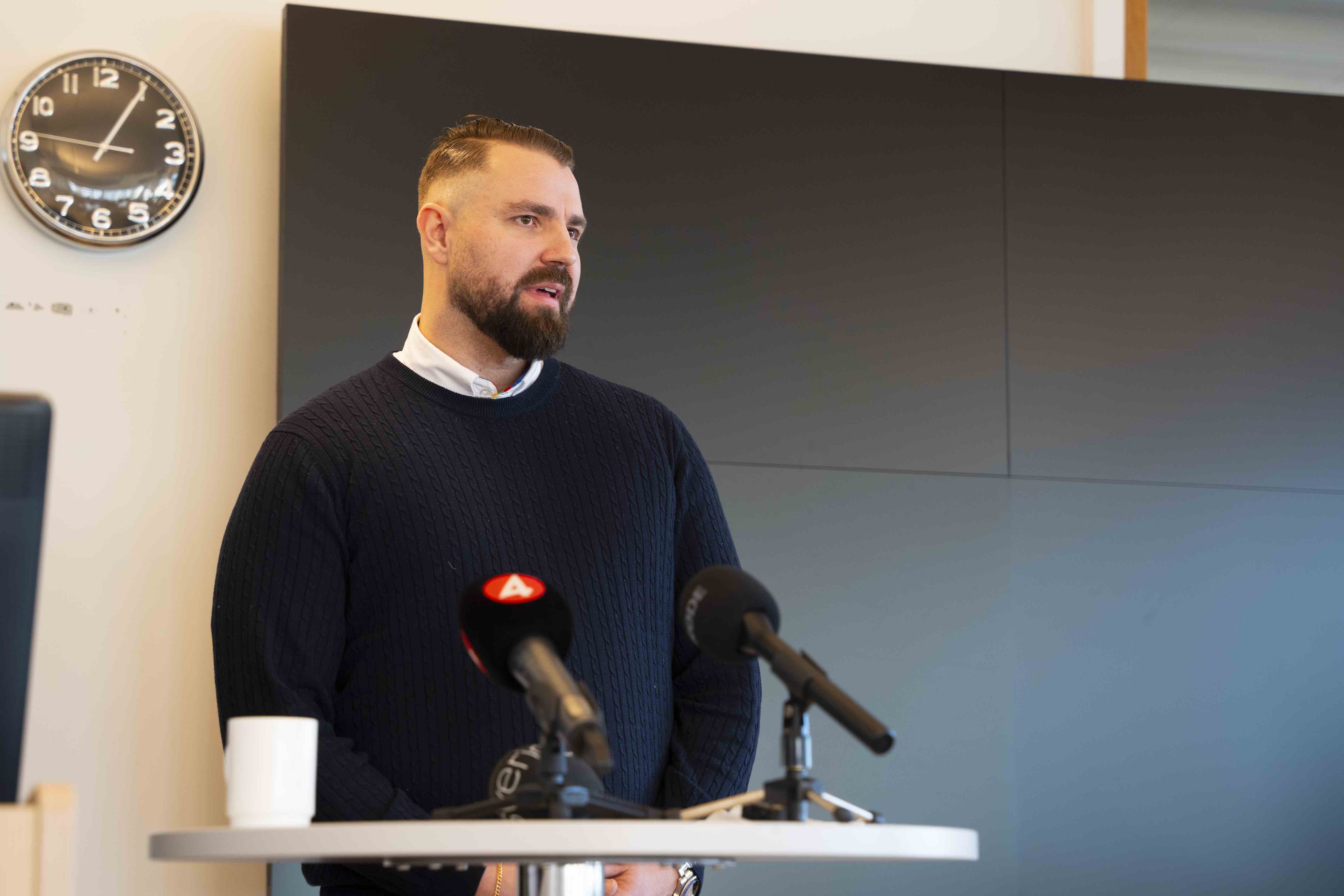 Länstrafikens VD, Mattias Bergdahl, pratar på pressträffen.