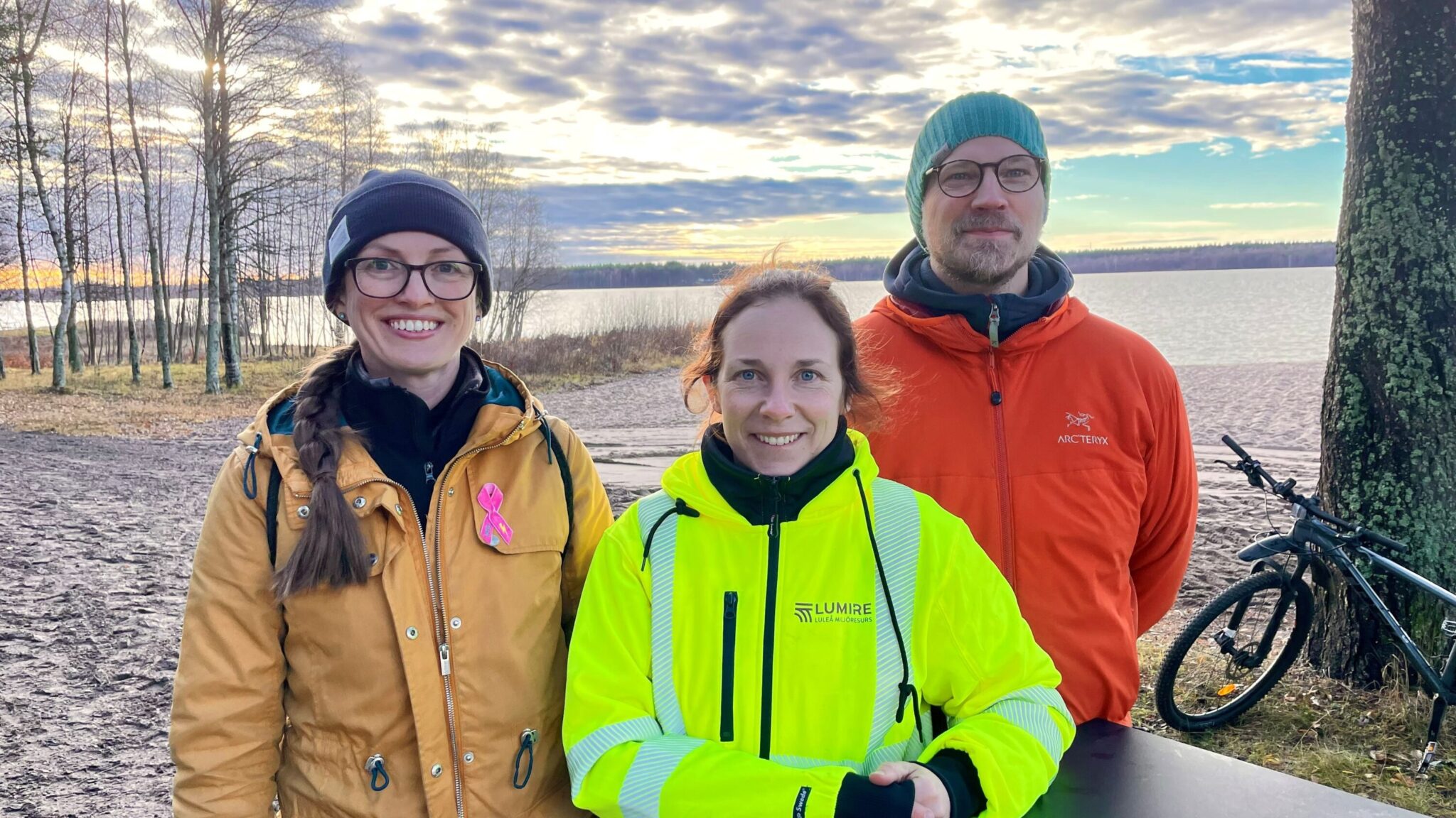 Från vänster ses Madeleine Munter, Landskapsarkitekt Luleå kommun, Malin Sunesson projektchef Lumire samt Hans Sundvall, samordnare inom Kultur- och fritidsförvaltningen Luleå kommun som ledde en konstvandring på plats.